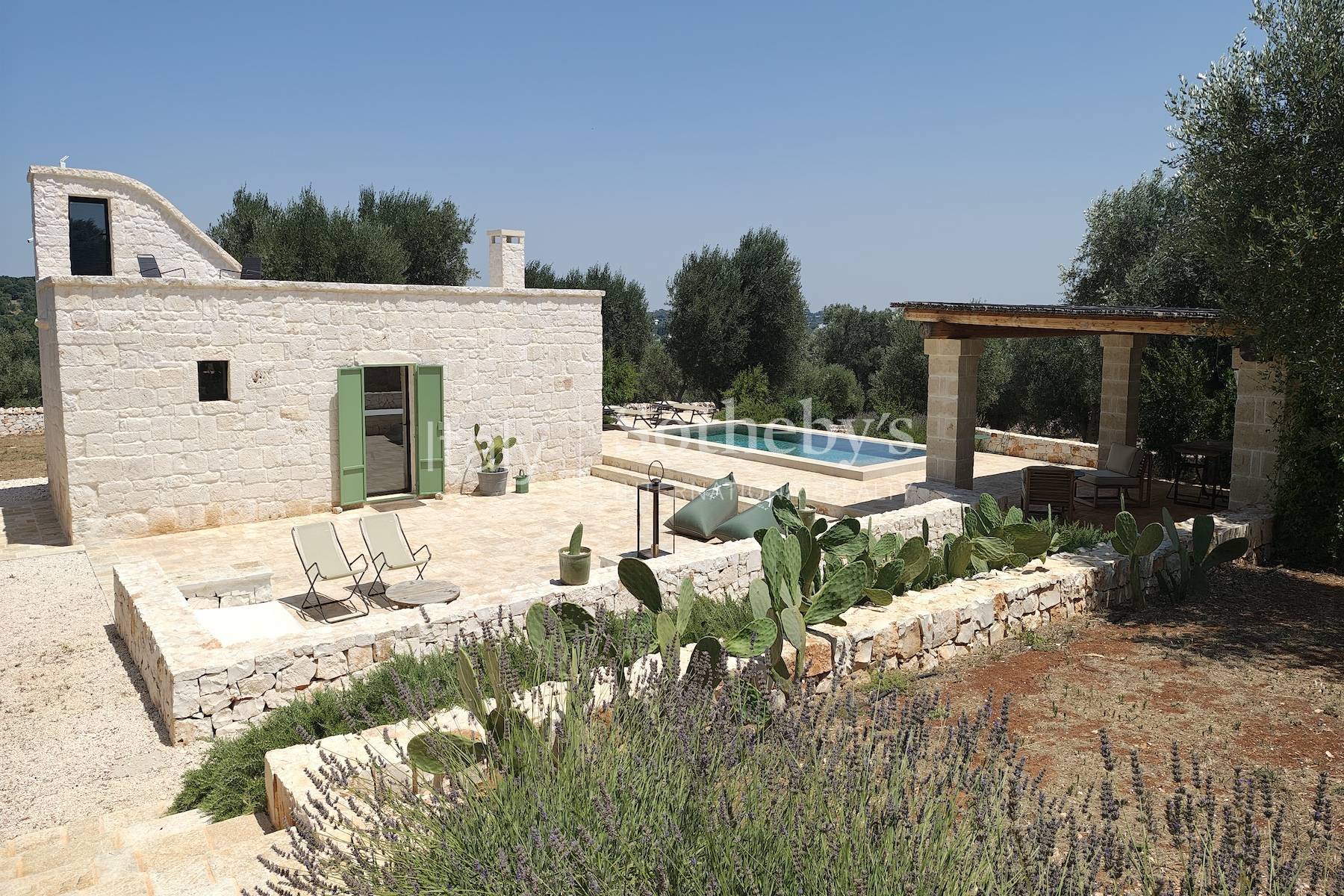  Exclusive estate among the olive trees in the Valle d