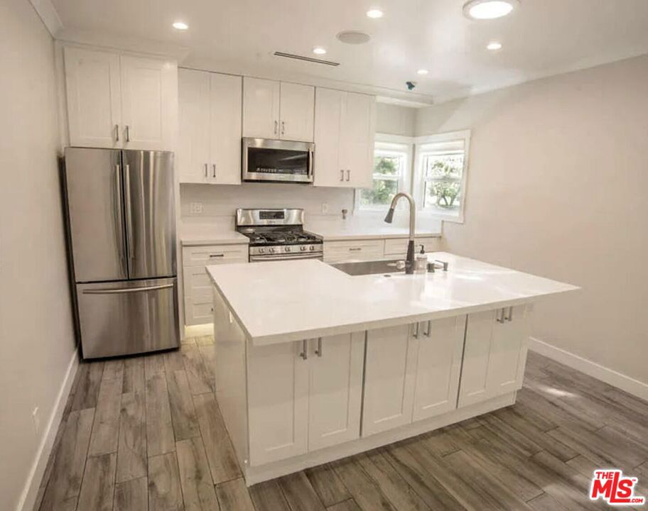 Los Angeles, California, 90048, United States, 3 Bedrooms Bedrooms, ,2 BathroomsBathrooms,Residential,For Sale,1919092