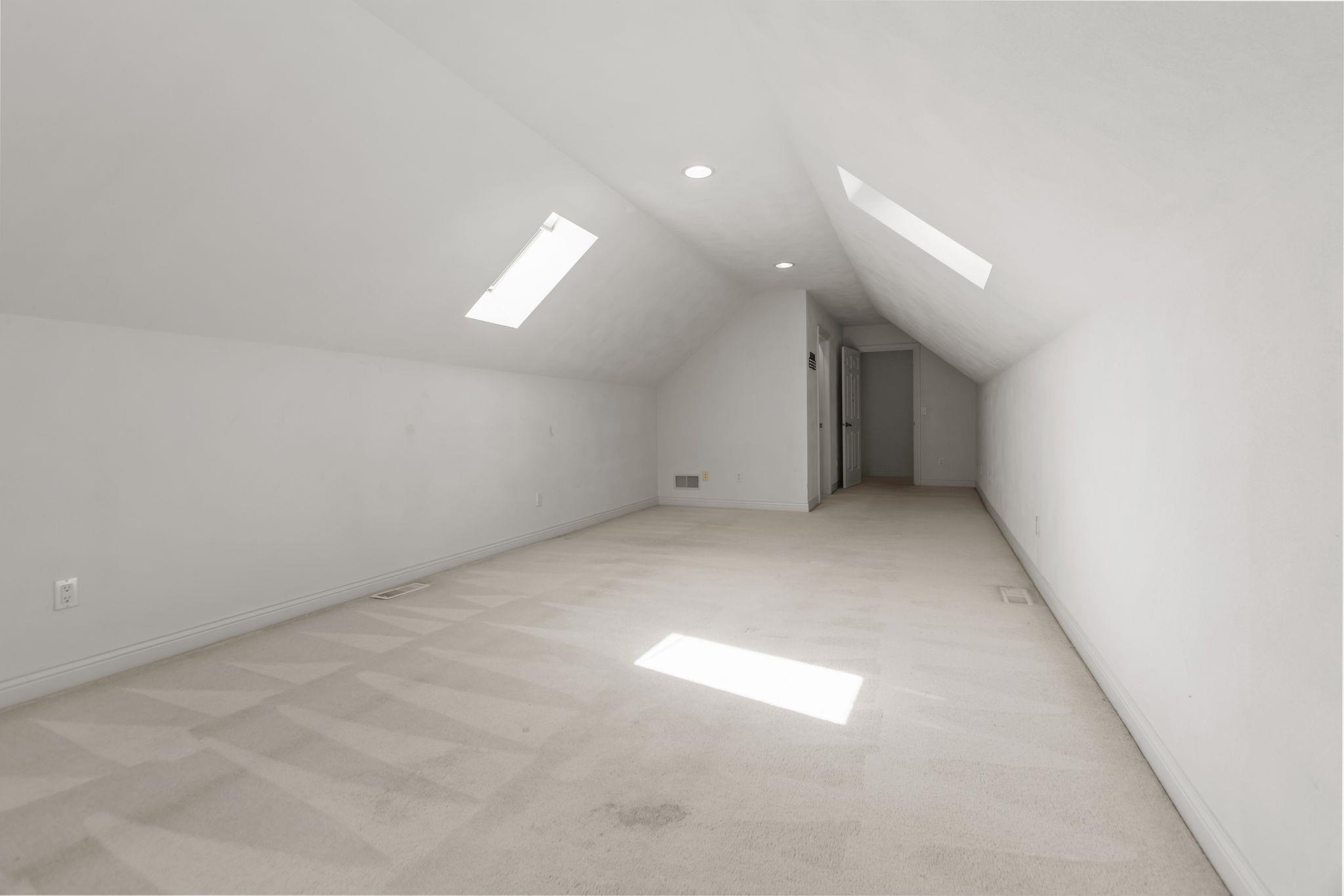 NEENAH, Wisconsin, 54956, United States, 4 Bedrooms Bedrooms, ,4 BathroomsBathrooms,Residential,For Sale,1955274