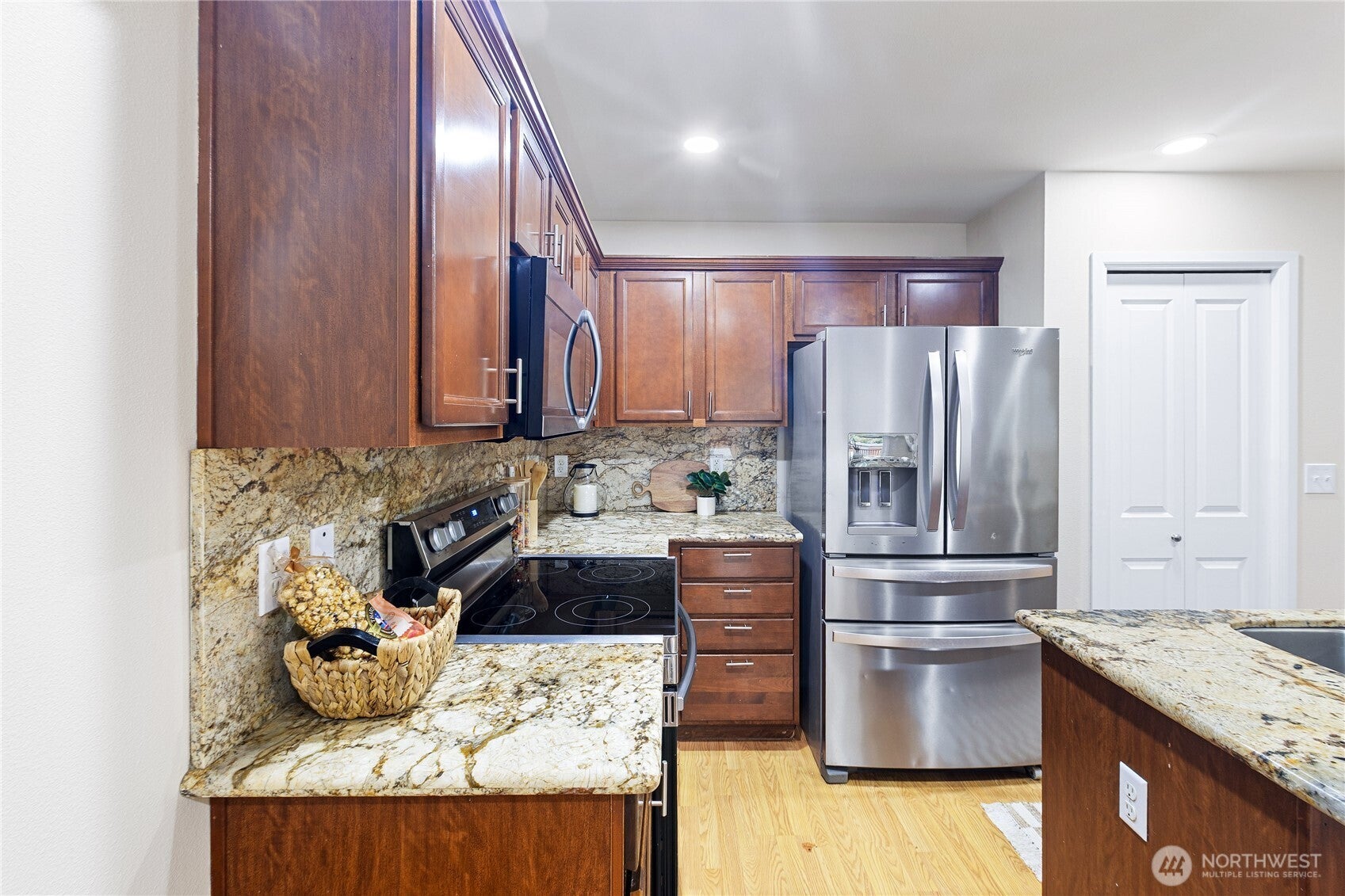 Kent, Washington, 98042, United States, 4 Bedrooms Bedrooms, ,3 BathroomsBathrooms,Residential,For Sale,1987043