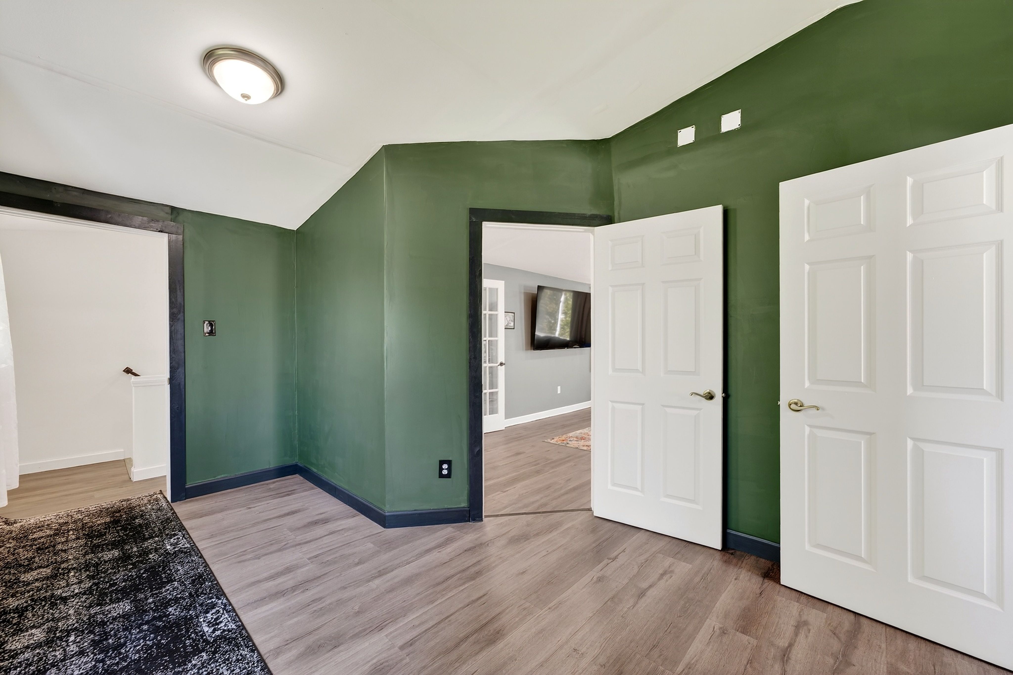  Ultimate Versatility: 7-Bedroom Gem with $40K in Upgrades & Private Guest Wing - 物件實景