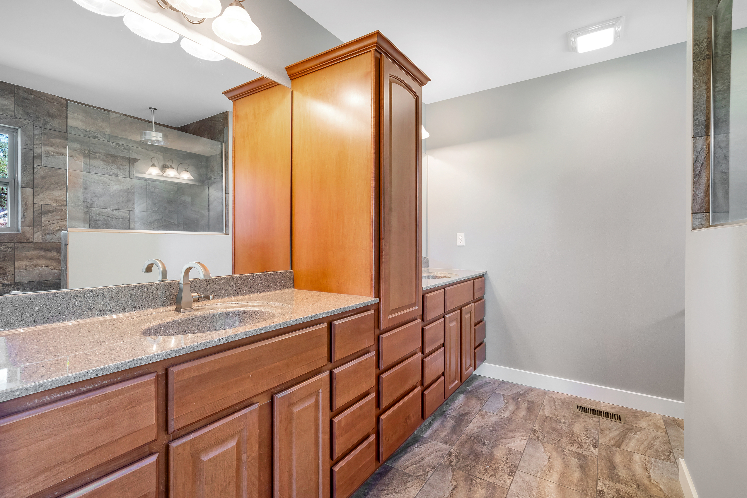 Waterloo, Illinois, 62298, United States, 5 Bedrooms Bedrooms, ,4 BathroomsBathrooms,Residential,For Sale,1978838