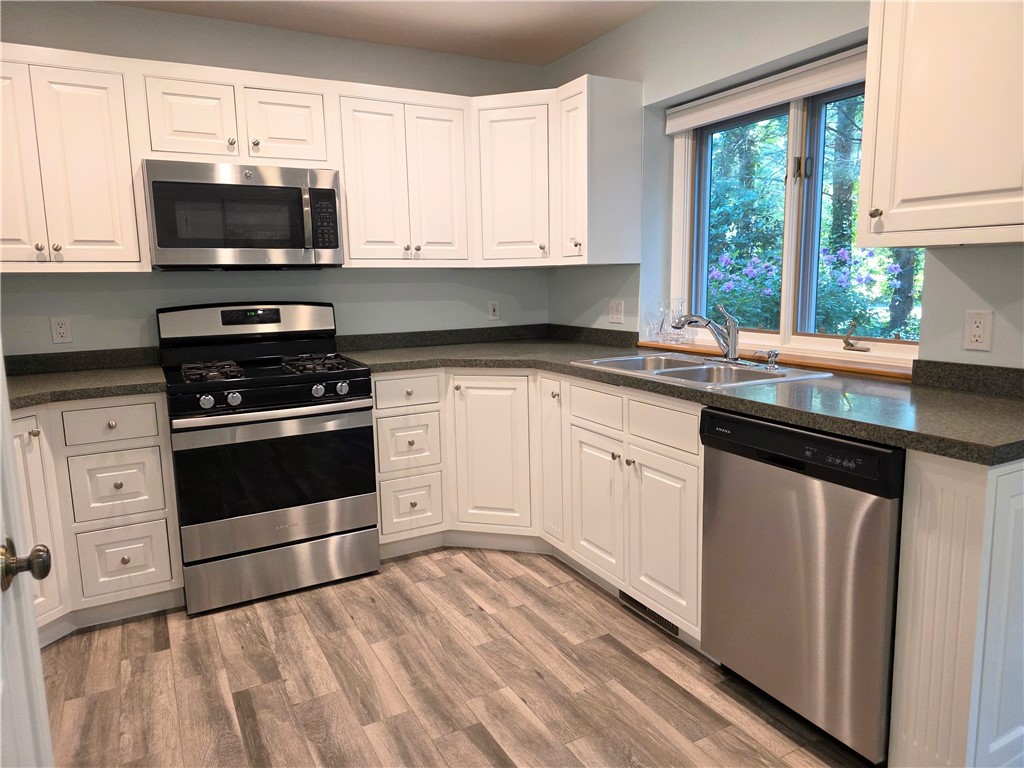 Cranston, Rhode Island, 02920, United States, 2 Bedrooms Bedrooms, ,3 BathroomsBathrooms,Residential,For Sale,1913693