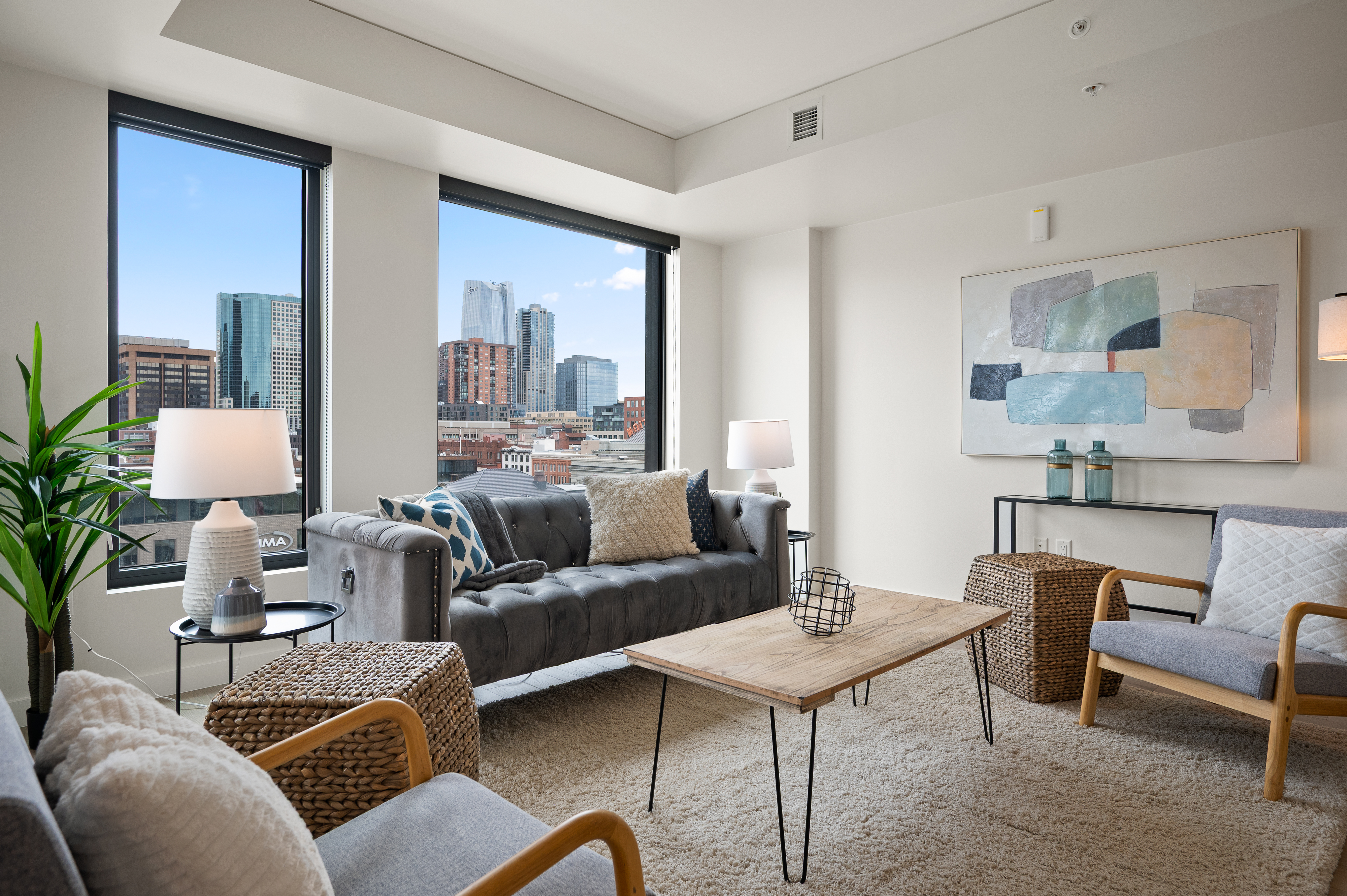  Phenomenal Views From The Floor To Ceiling Windows In This Downtown Building - 物件實景