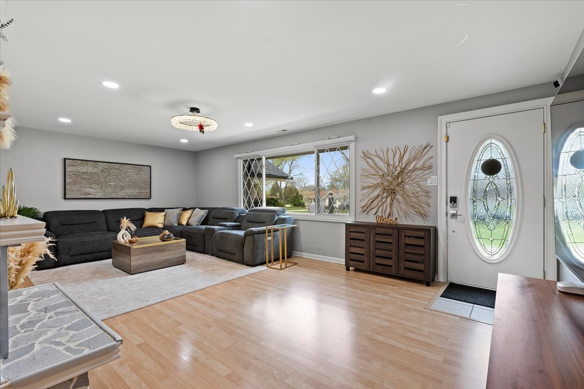 Schaumburg, Illinois, 60193, United States, 4 Bedrooms Bedrooms, ,3 BathroomsBathrooms,Residential,For Sale,1865850