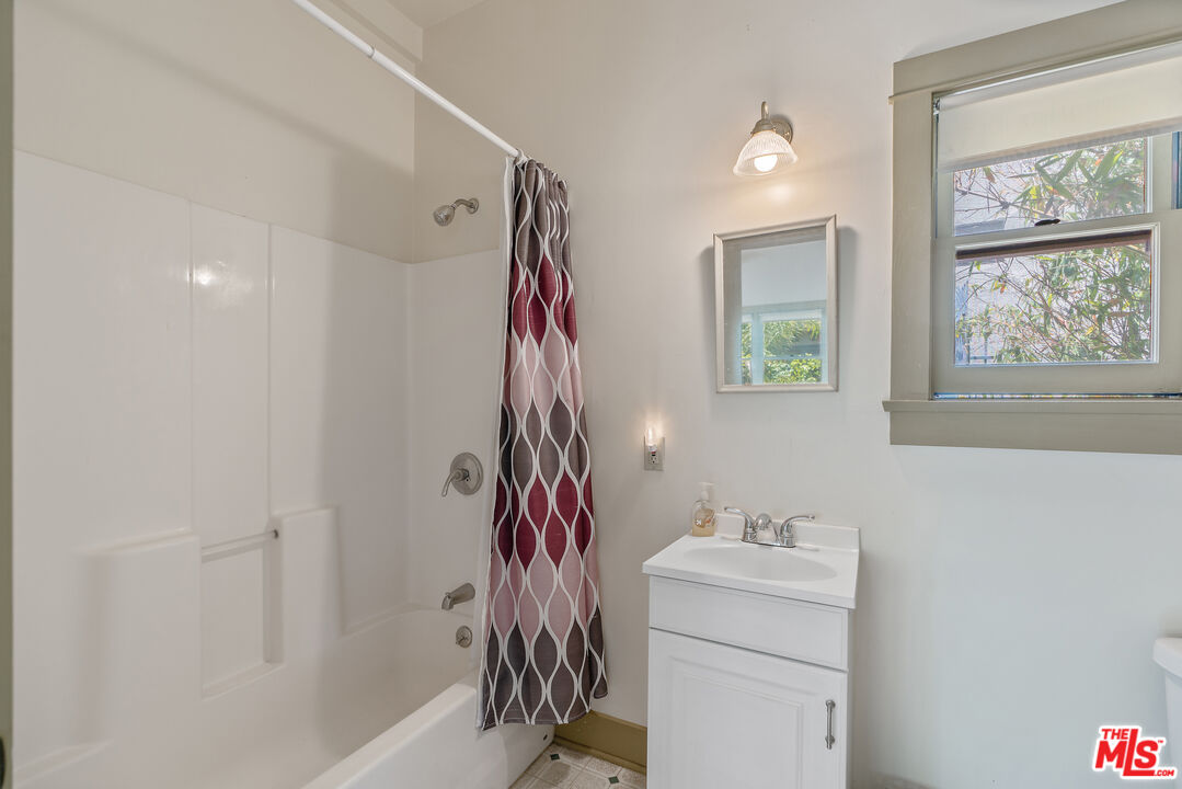 Los Angeles, California, 90006, United States, 6 Bedrooms Bedrooms, ,5 BathroomsBathrooms,Residential,For Sale,1883118