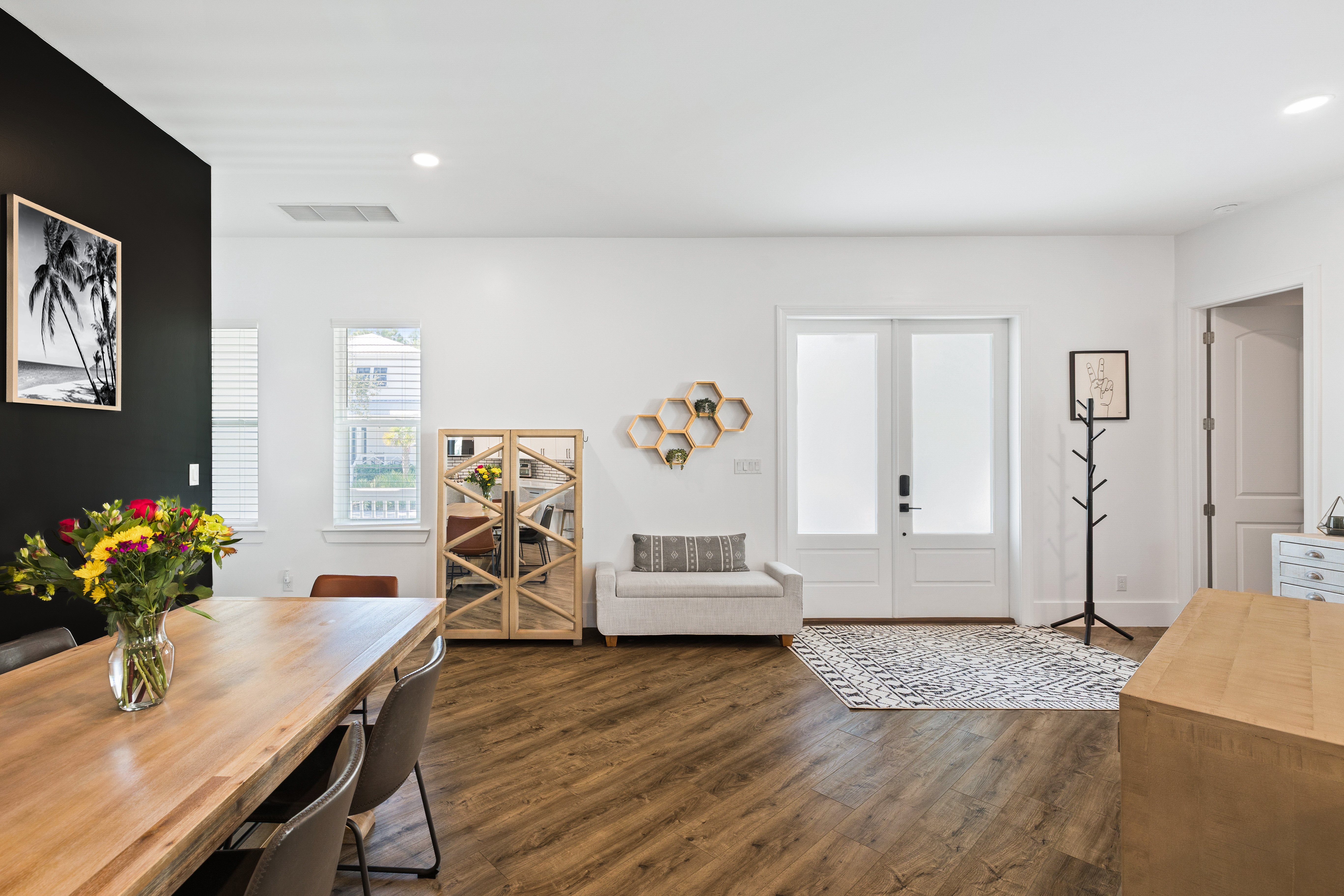  Spacious Newer-Build Home With Wraparound Porch On Gated Community Corner Lot - 物件實景