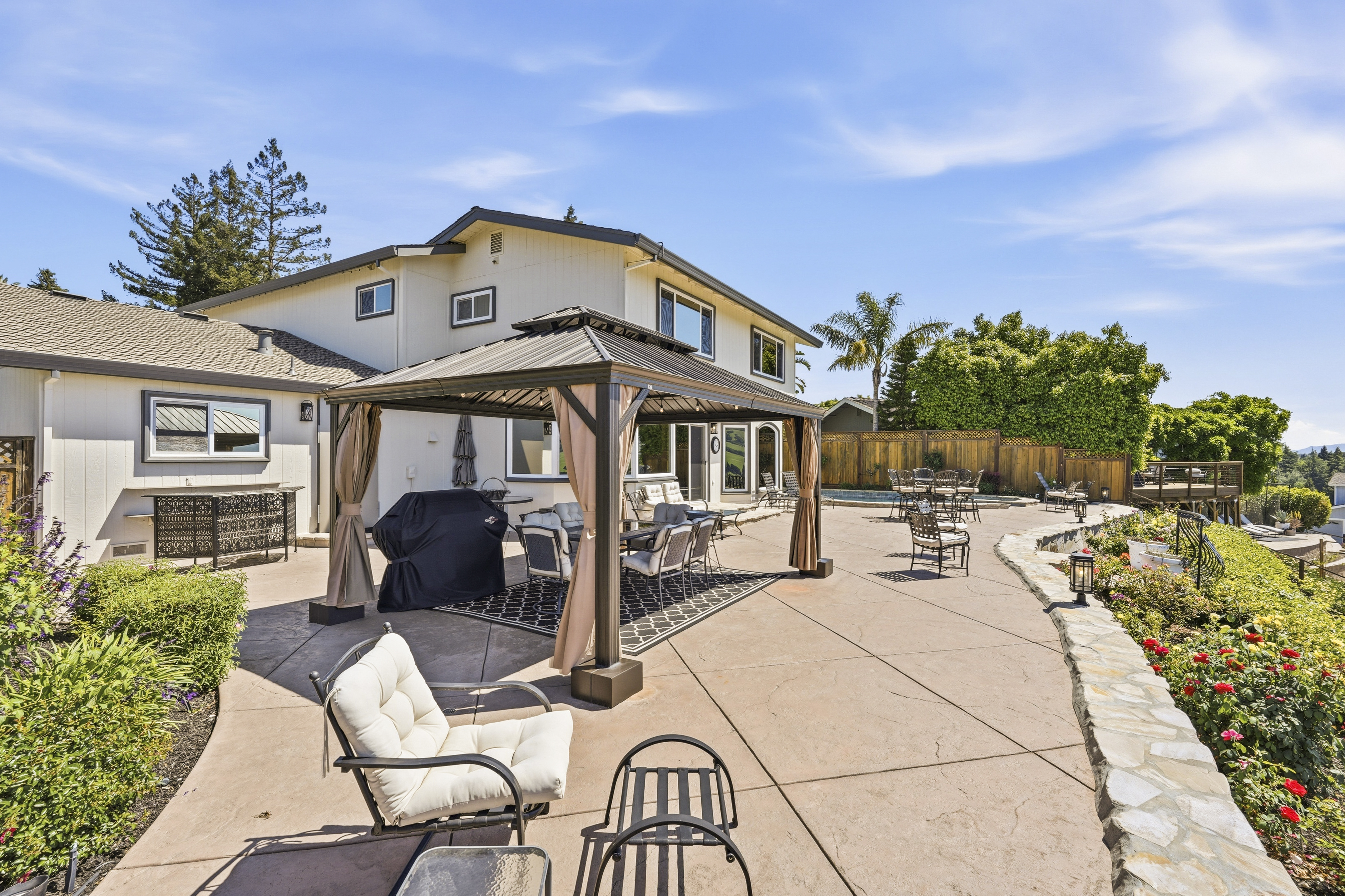  Million Dollar Views and Timeless Elegance in This Exceptional Residence - 物件實景