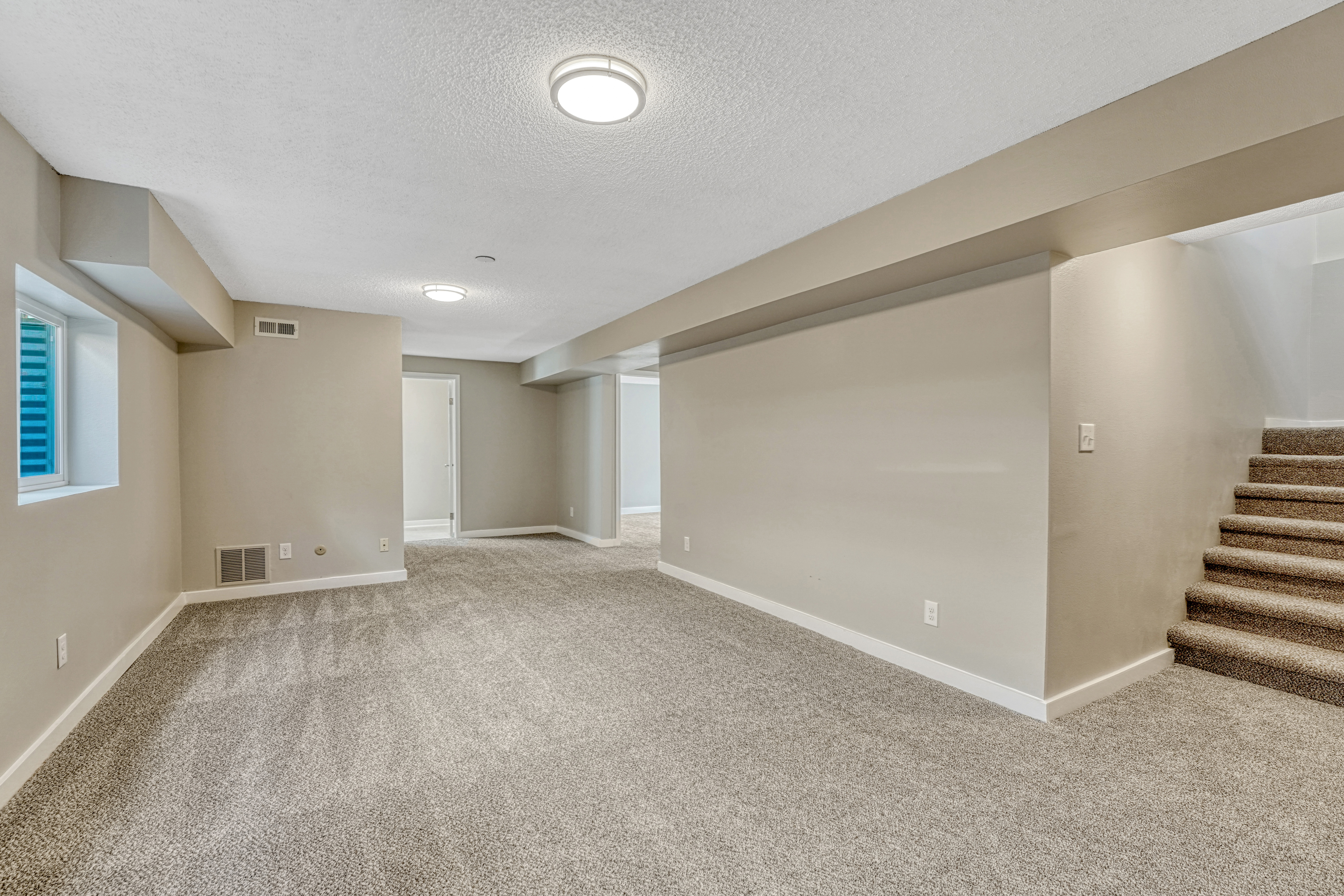  Welcome to This Beautifully Updated Home in Calvert Heights - 物件實景