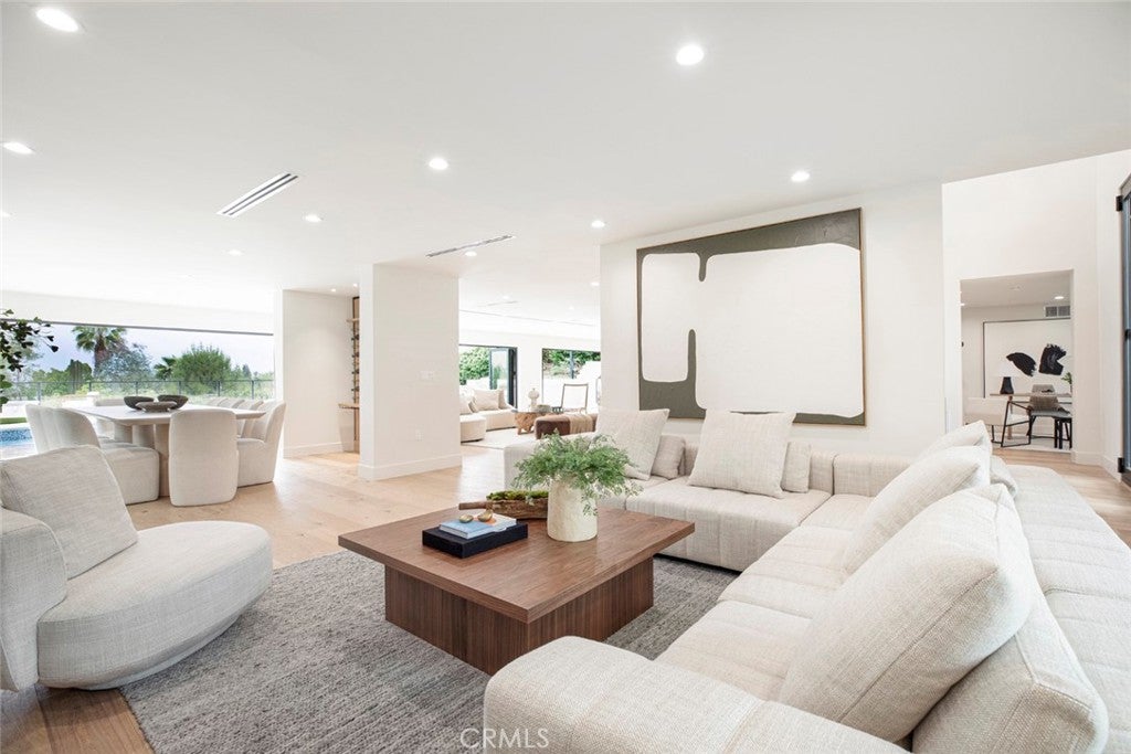 Encino, California, 91316, United States, 6 Bedrooms Bedrooms, ,5 BathroomsBathrooms,Residential,For Sale,1938851