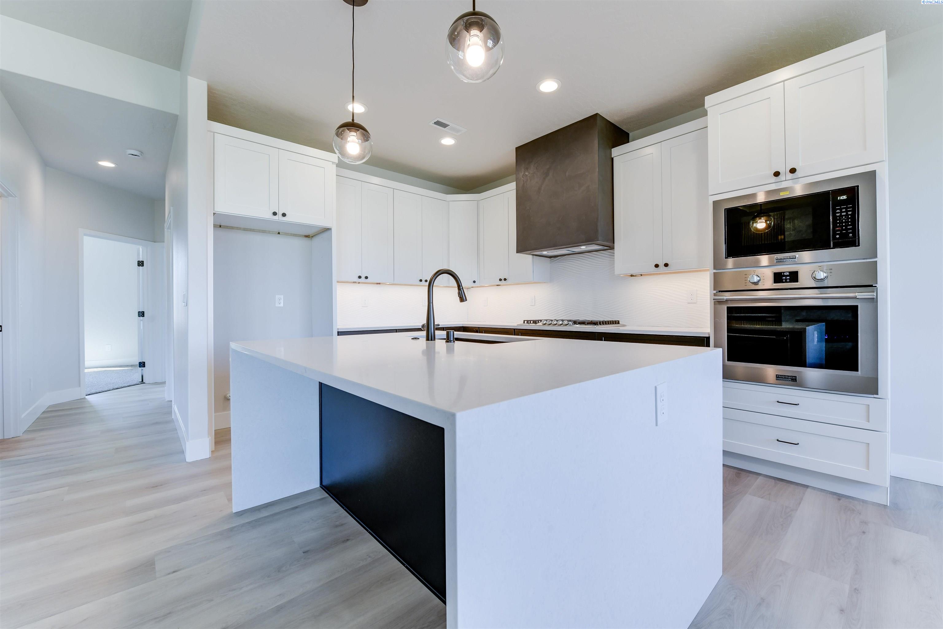 Richland, Washington, 99352, United States, 3 Bedrooms Bedrooms, ,2 BathroomsBathrooms,Residential,For Sale,1898474