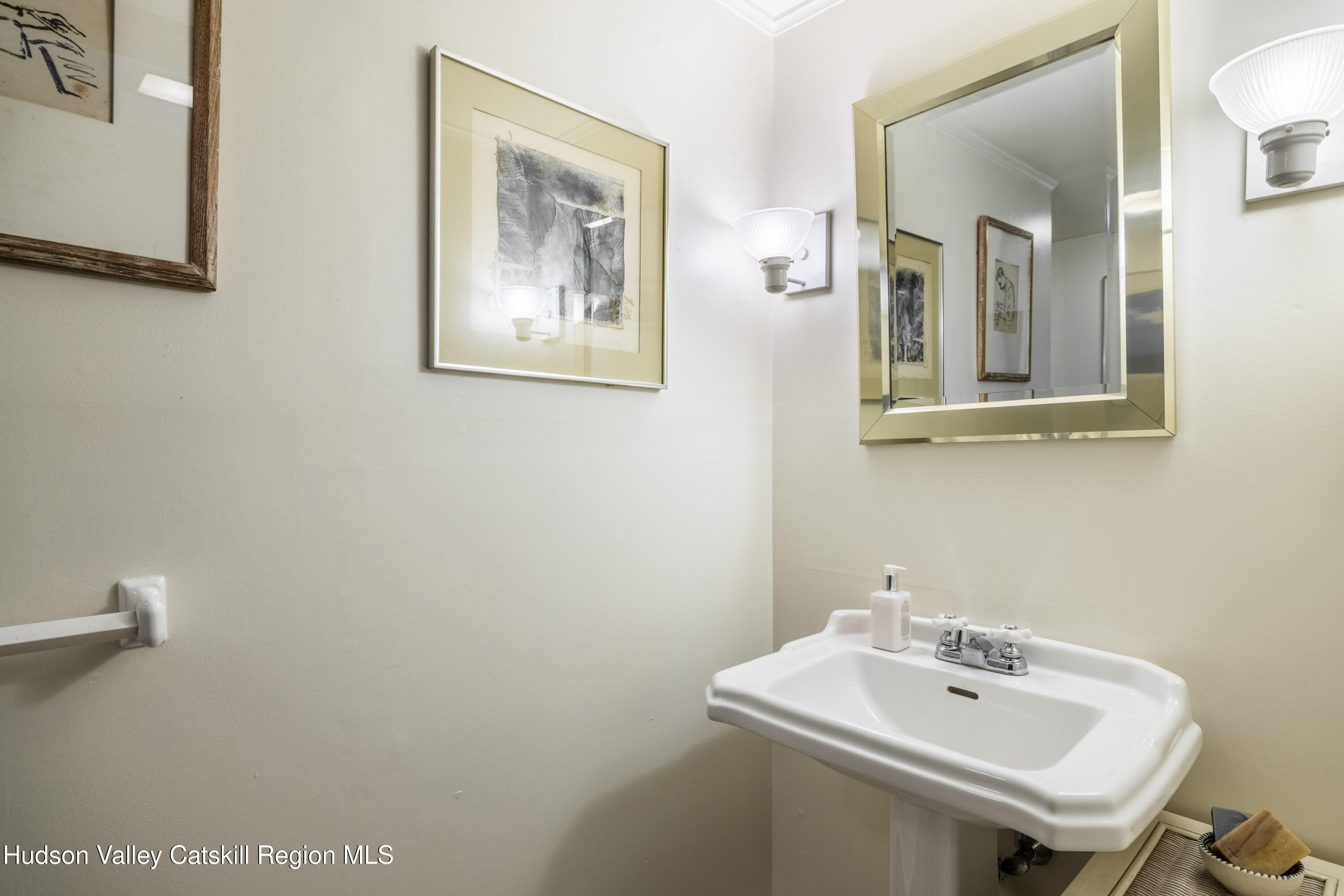 Saugerties, New York, 12477, United States, 2 Bedrooms Bedrooms, ,2 BathroomsBathrooms,Residential,For Sale,1827132