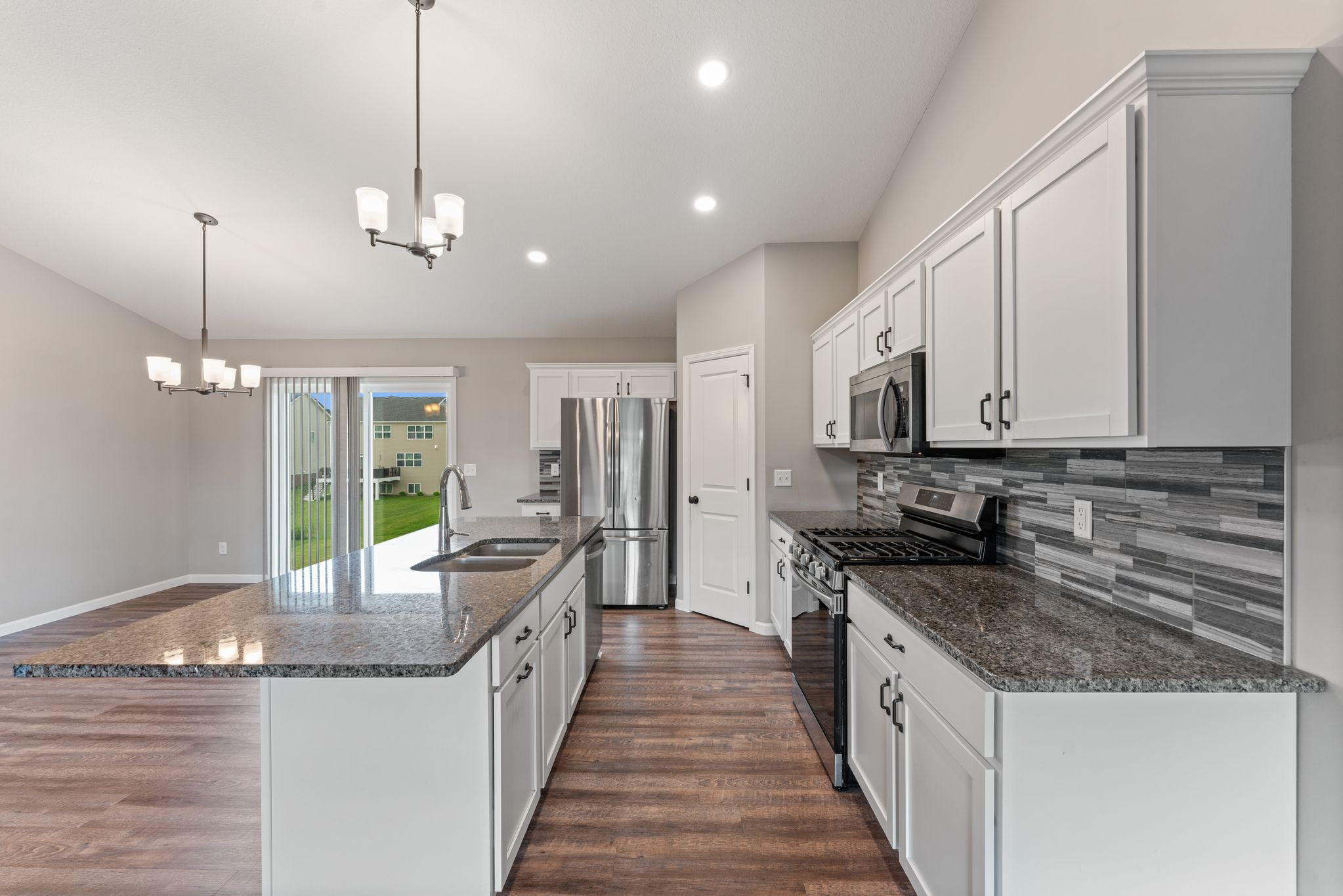  Spacious Walkout Living on a Prime Corner Lot - 物件實景