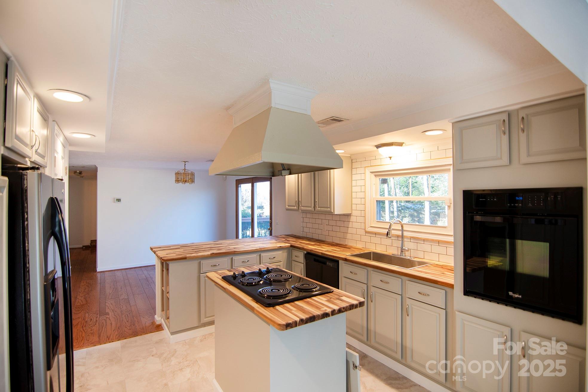 Hendersonville, North Carolina, 28792, United States, 3 Bedrooms Bedrooms, ,3 BathroomsBathrooms,Residential,For Sale,1976526