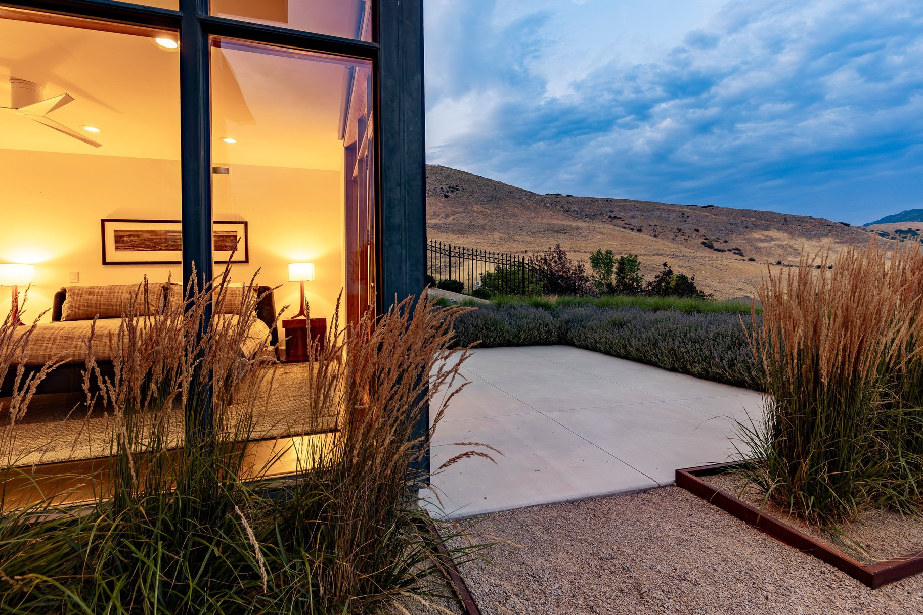  Stunning Contemporary Home with Commanding Views - 物件實景
