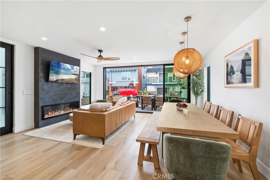 Newport Beach, California, 92663, United States, 5 Bedrooms Bedrooms, ,6 BathroomsBathrooms,Residential,For Sale,1993408