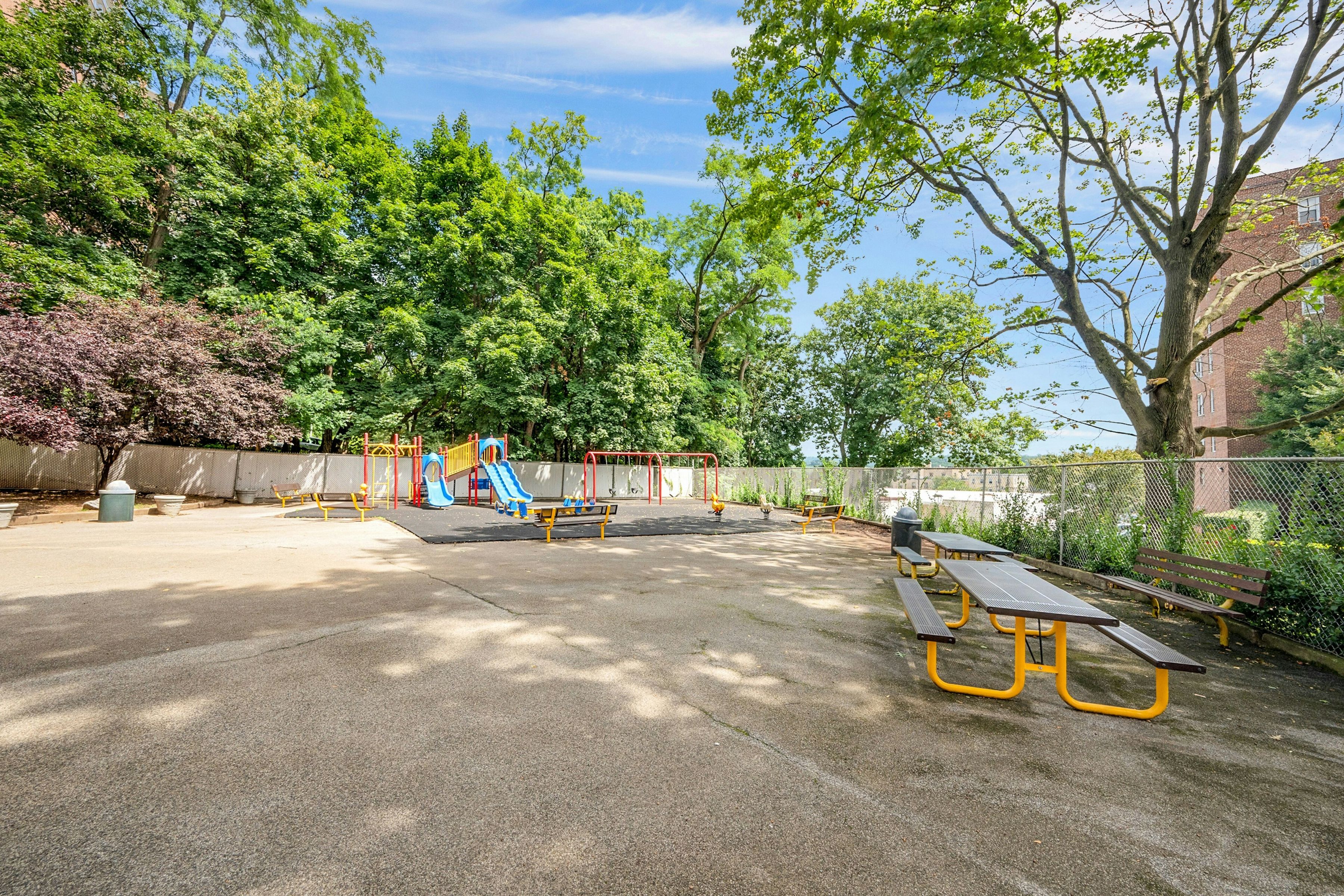  5610 Netherland Avenue - 物件實景