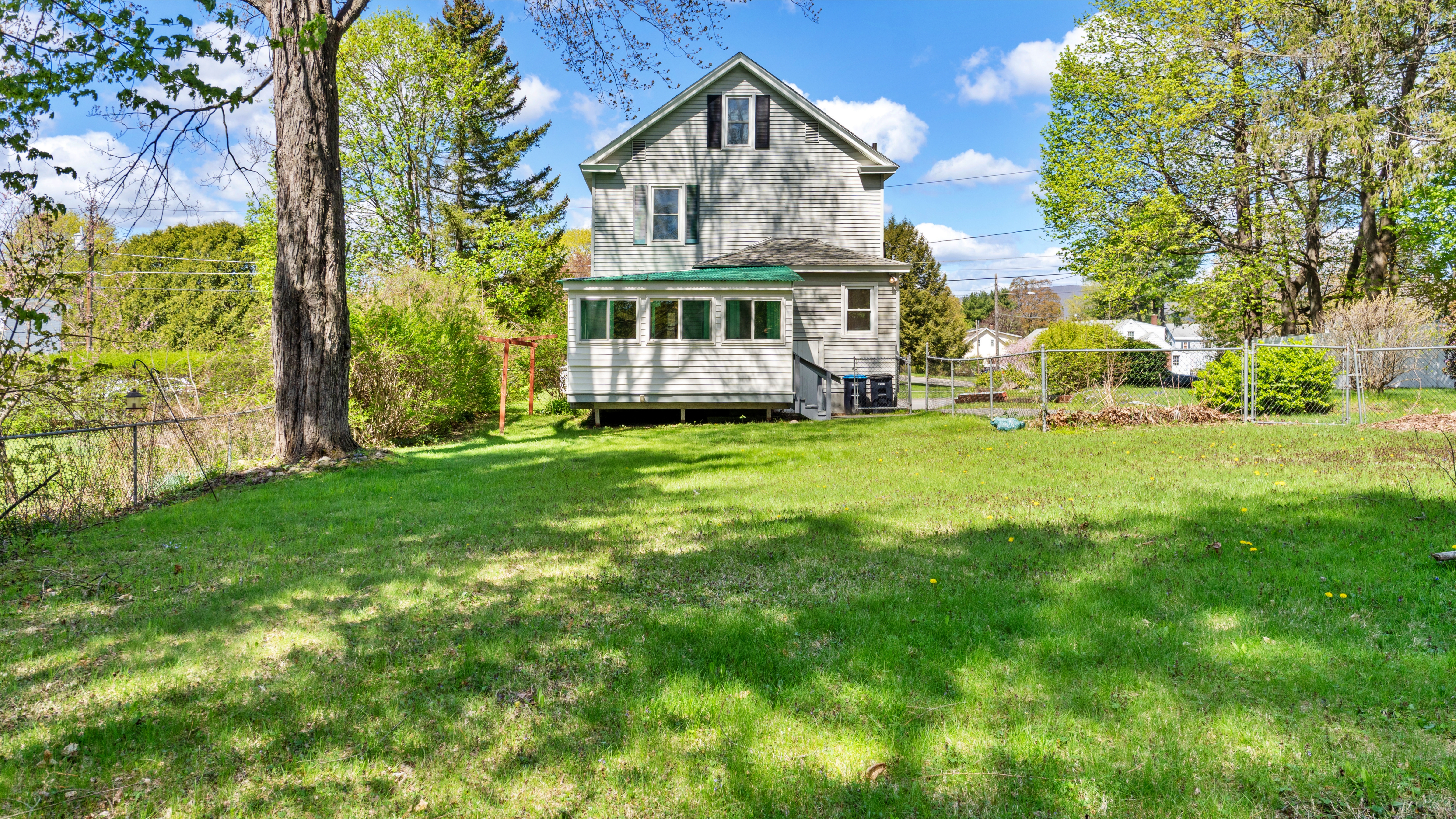  Charming 3 Bedroom, 1.5 Bath Colonial with Space, Style, & Recent Improvements - 物件實景