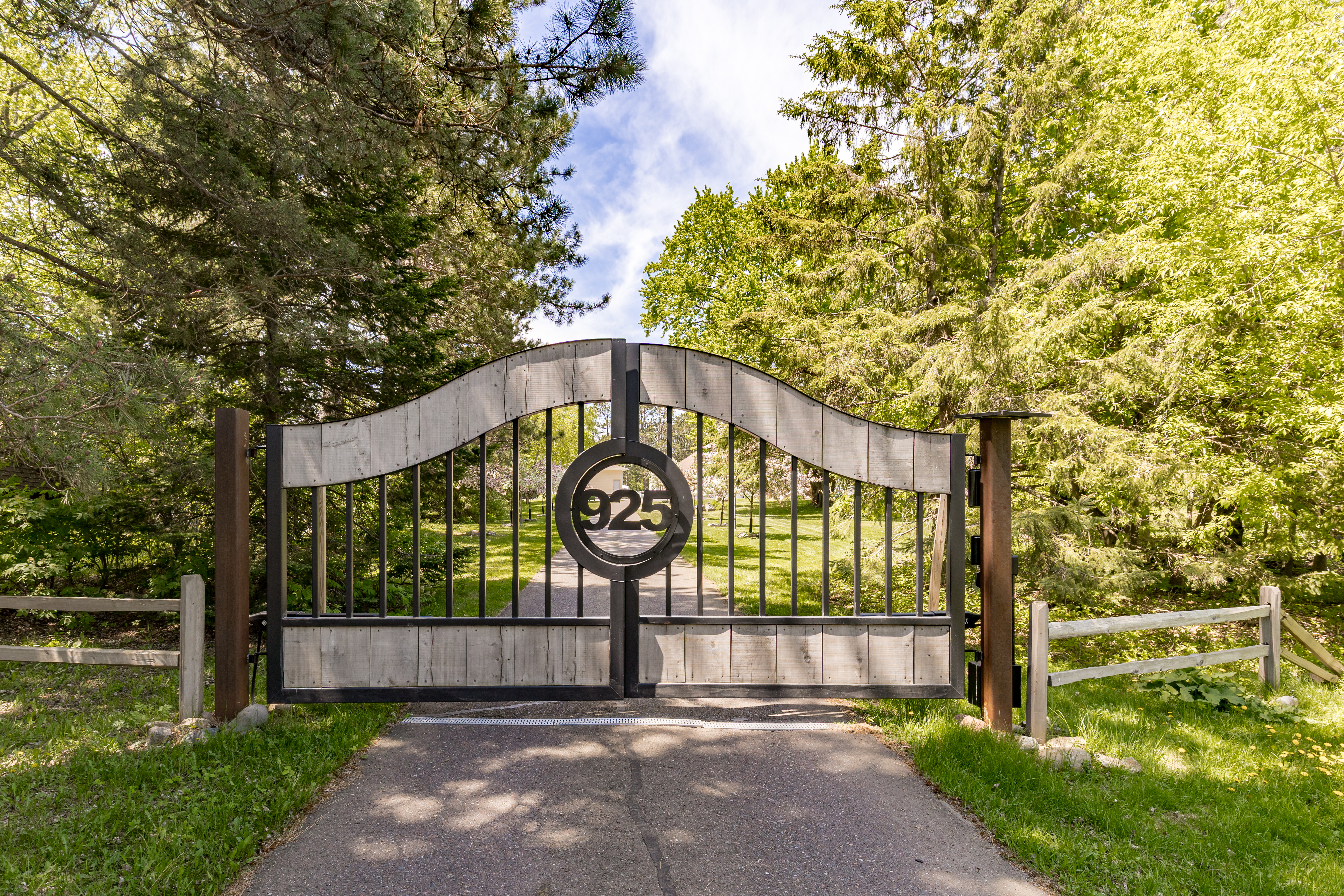  One-of-a-Kind Remodeled Estate With Vintage Charm - 物件實景