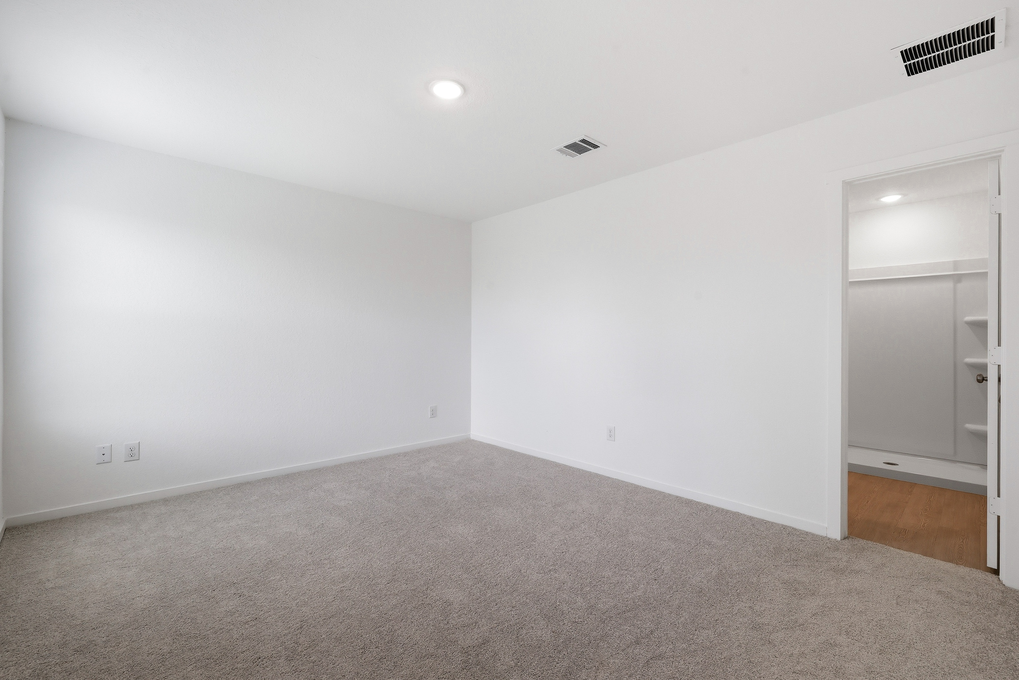  Like-New Home with Upgrades Included - 物件實景