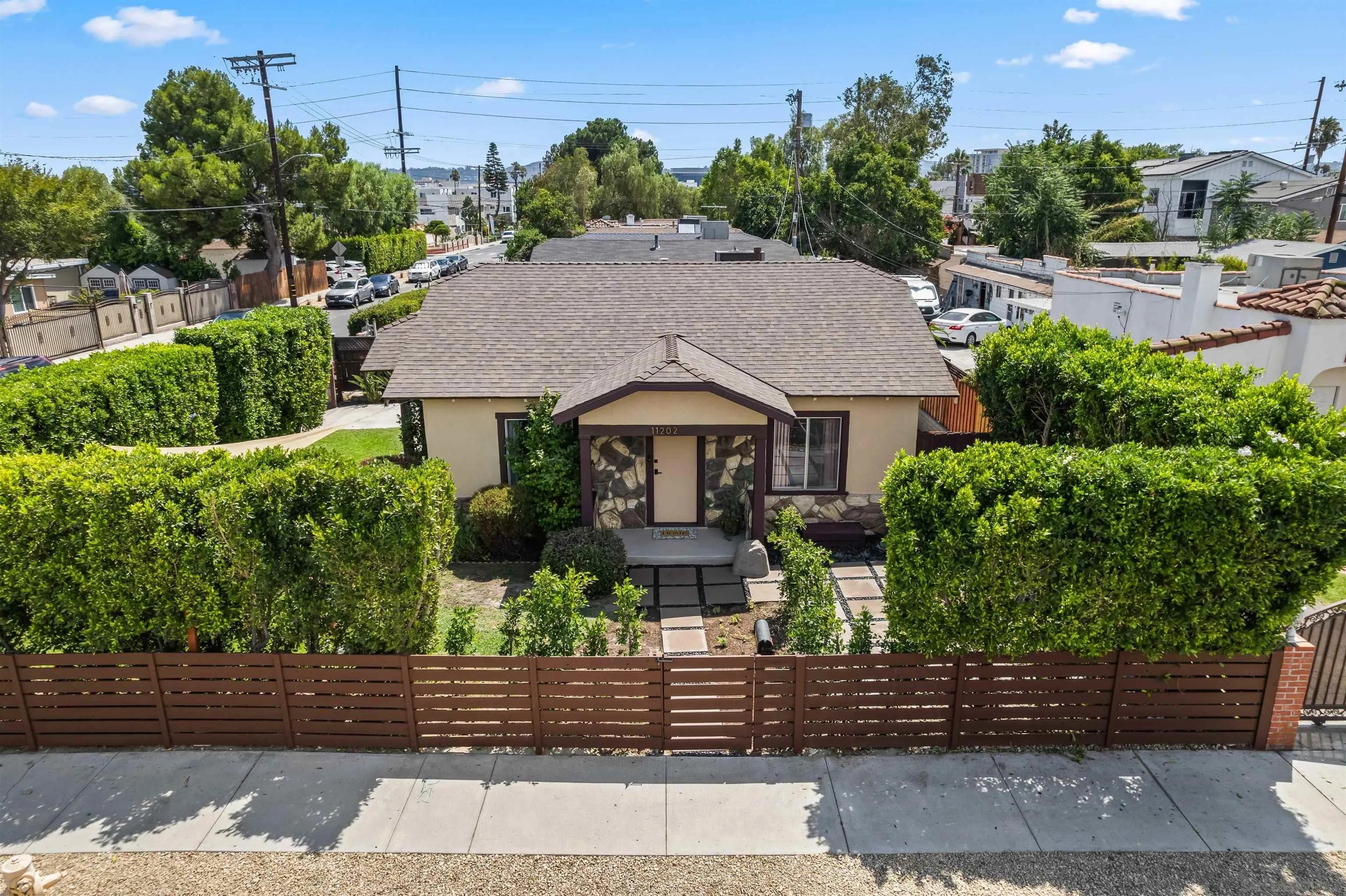 North Hollywood, California, 91601, United States, 2 Bedrooms Bedrooms, ,1 BathroomBathrooms,Residential,For Sale,1992001