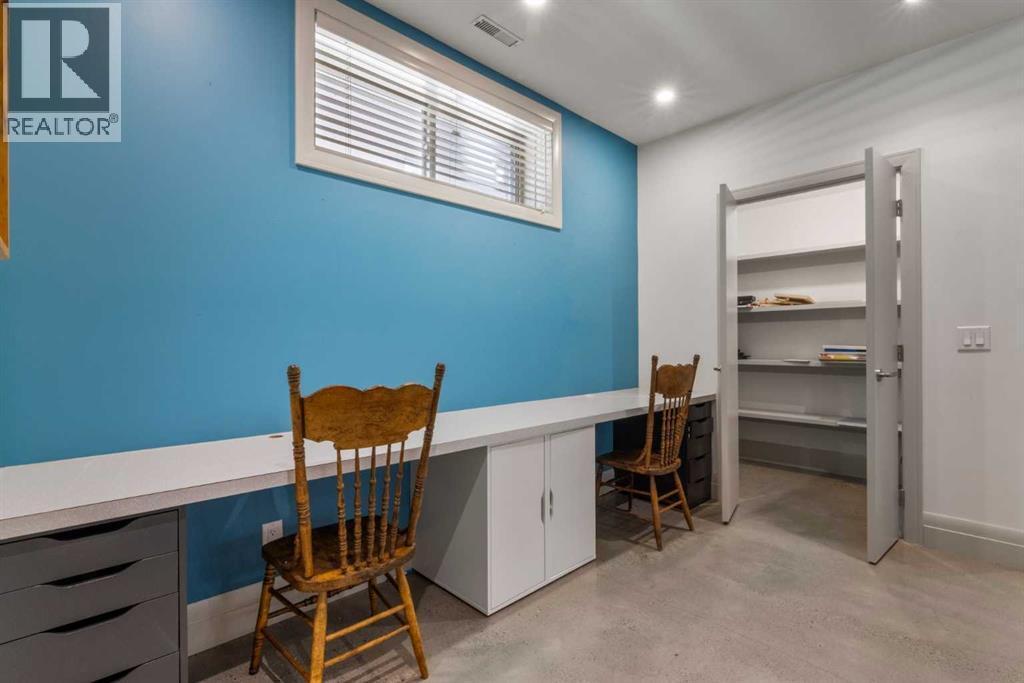 CALGARY, Alberta, T2E 2A7, CA, 5 Bedrooms Bedrooms, ,3 BathroomsBathrooms,Residential,For Sale,1947976