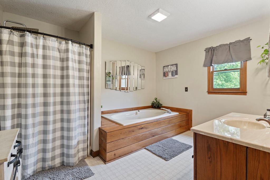 Hayesville, North Carolina, 28904, United States, 4 Bedrooms Bedrooms, ,2 BathroomsBathrooms,Residential,For Sale,1871296