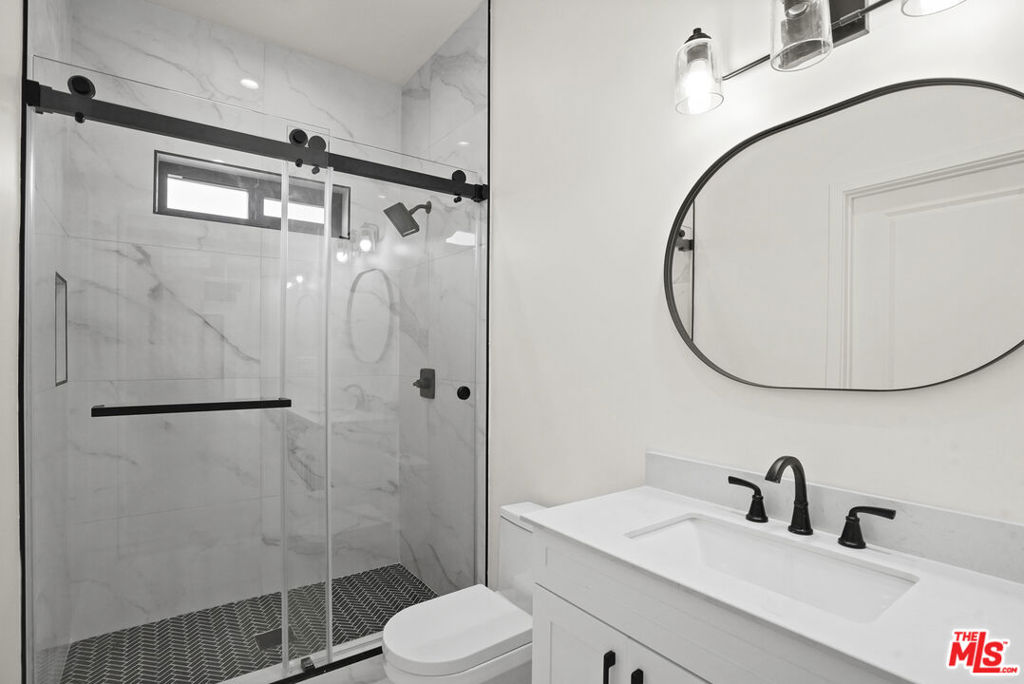 Los Angeles, California, 90007, United States, 5 Bedrooms Bedrooms, ,3 BathroomsBathrooms,Residential,For Sale,1975111