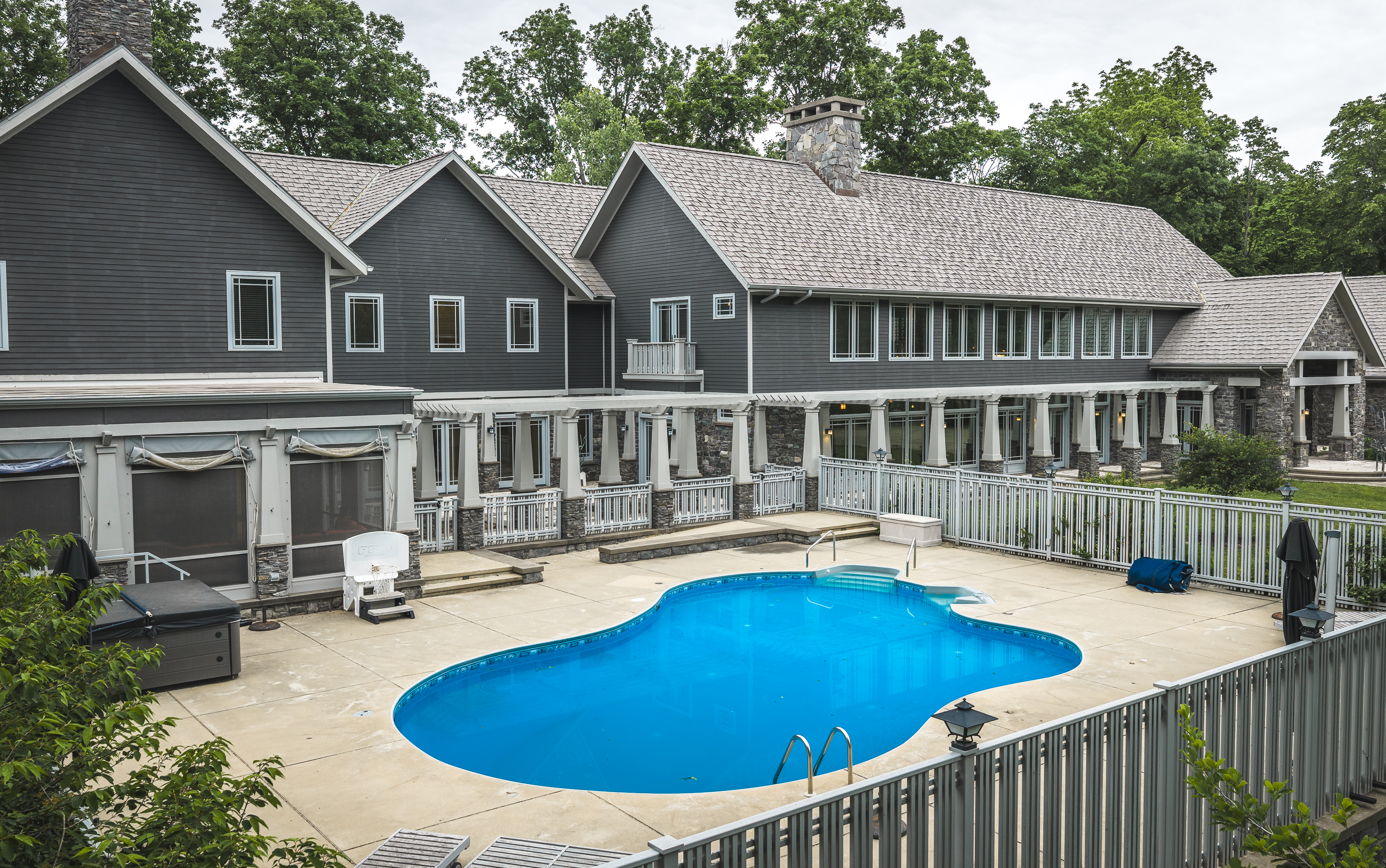  Stunning Prairie-Inspired Estate on 16 Acres of Scenic Woodlands - 物件實景