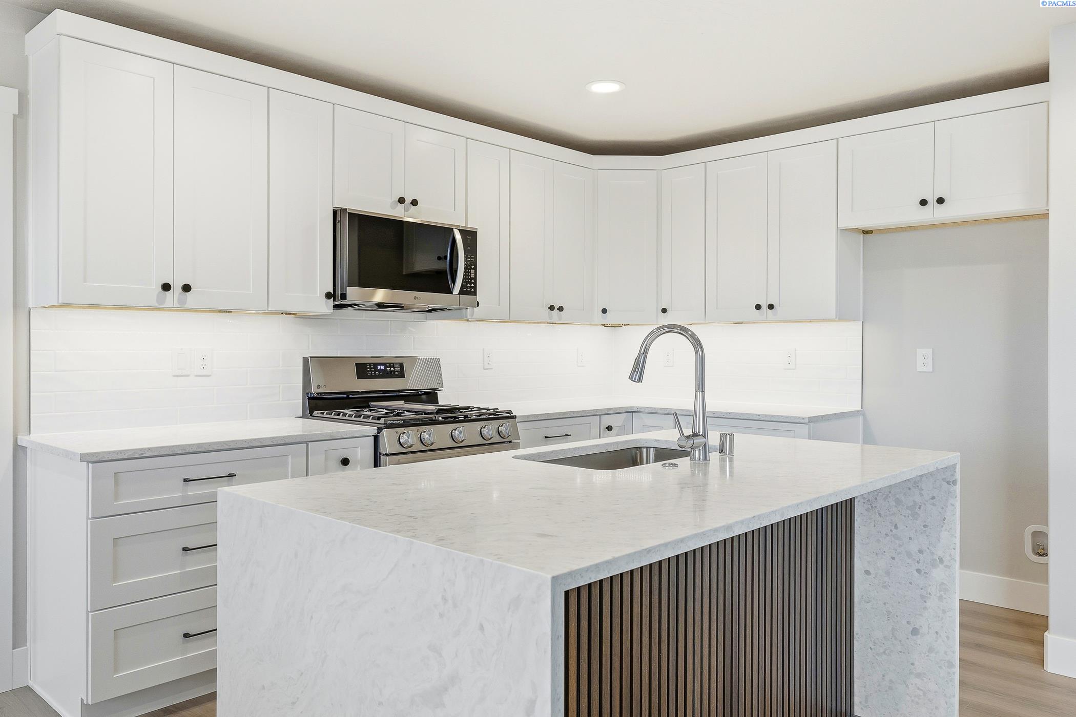 Kennewick, Washington, 99338, United States, 4 Bedrooms Bedrooms, ,1 BathroomBathrooms,Residential,For Sale,1996231