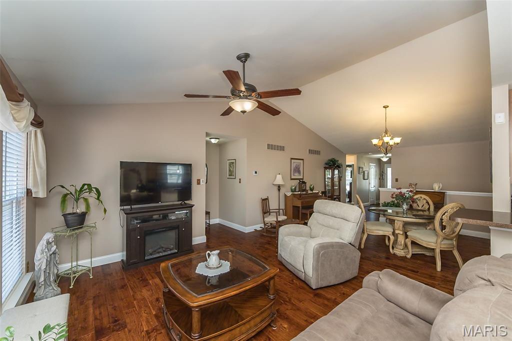 St Peters, Missouri, 63304, United States, 4 Bedrooms Bedrooms, ,3 BathroomsBathrooms,Residential,For Sale,1933139