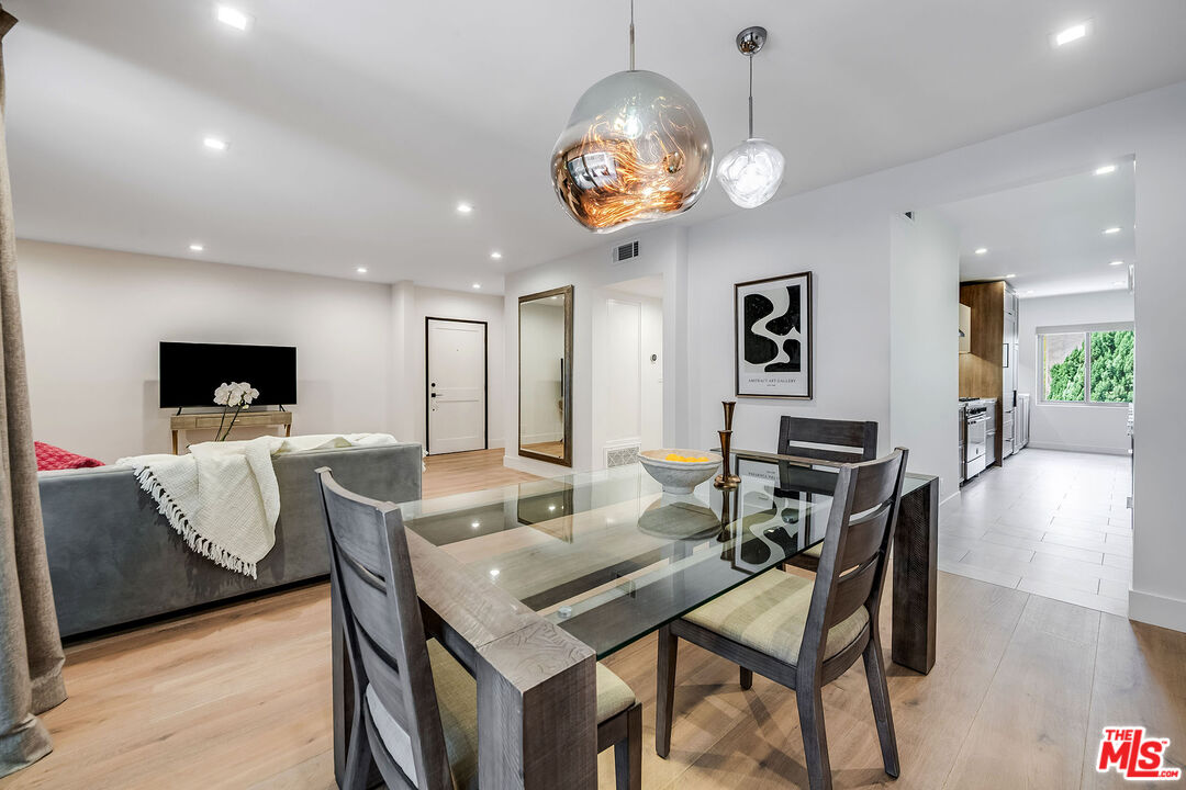 Beverly Hills, California, 90210, United States, 1 Bedroom Bedrooms, ,2 BathroomsBathrooms,Residential,For Sale,1902812