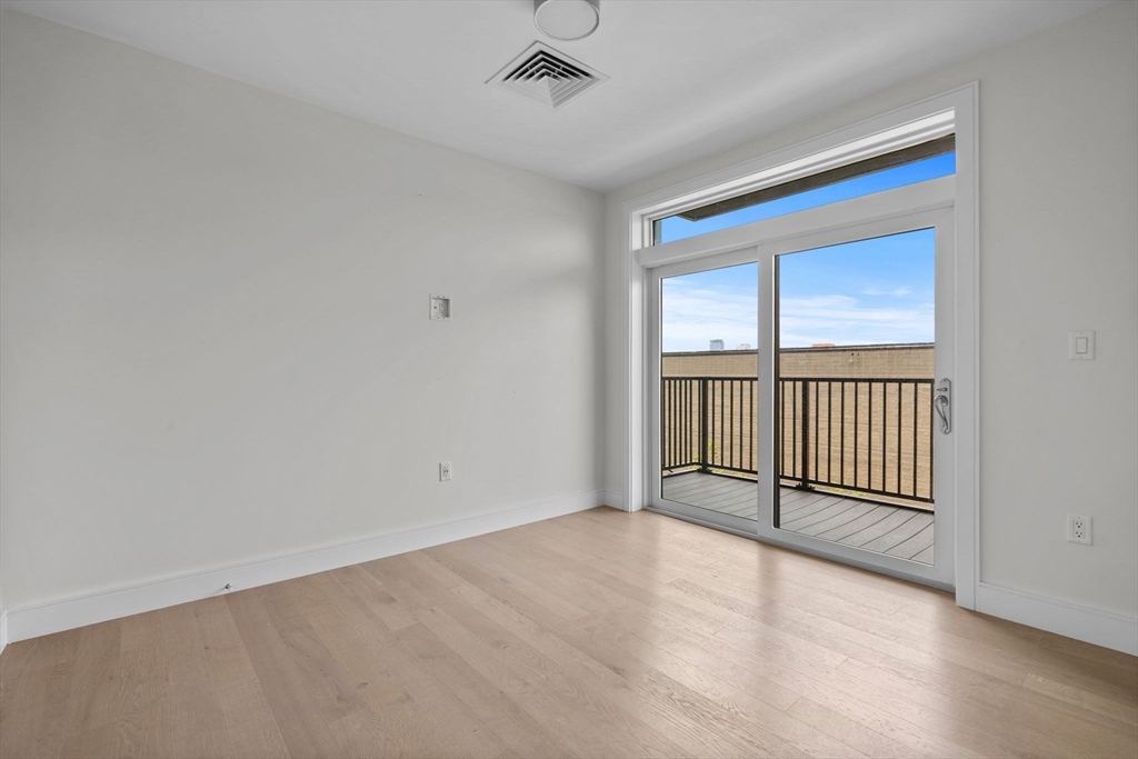 Boston, Massachusetts, 02128, United States, 2 Bedrooms Bedrooms, ,2 BathroomsBathrooms,Residential,For Sale,1929119
