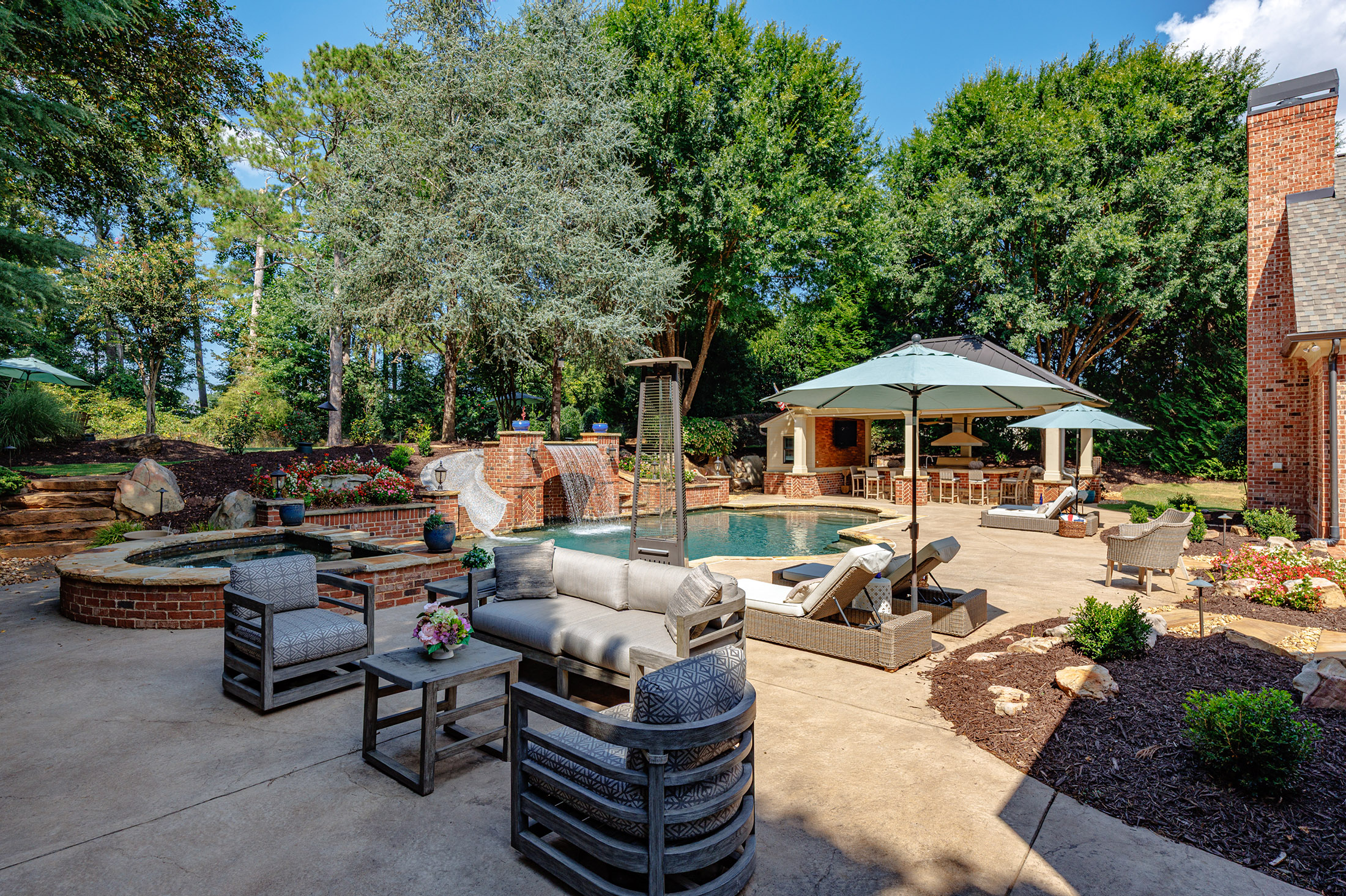  Impressive Brick Estate on a Private Wooded 1+/- Acre Lot in The Manor - 物件實景