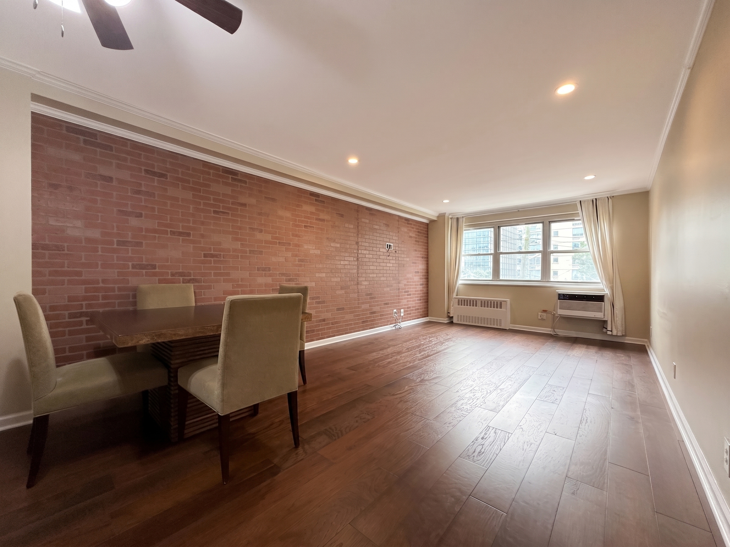  Welcome to Barker House,  this oversized one-bedroom residence - 物件實景