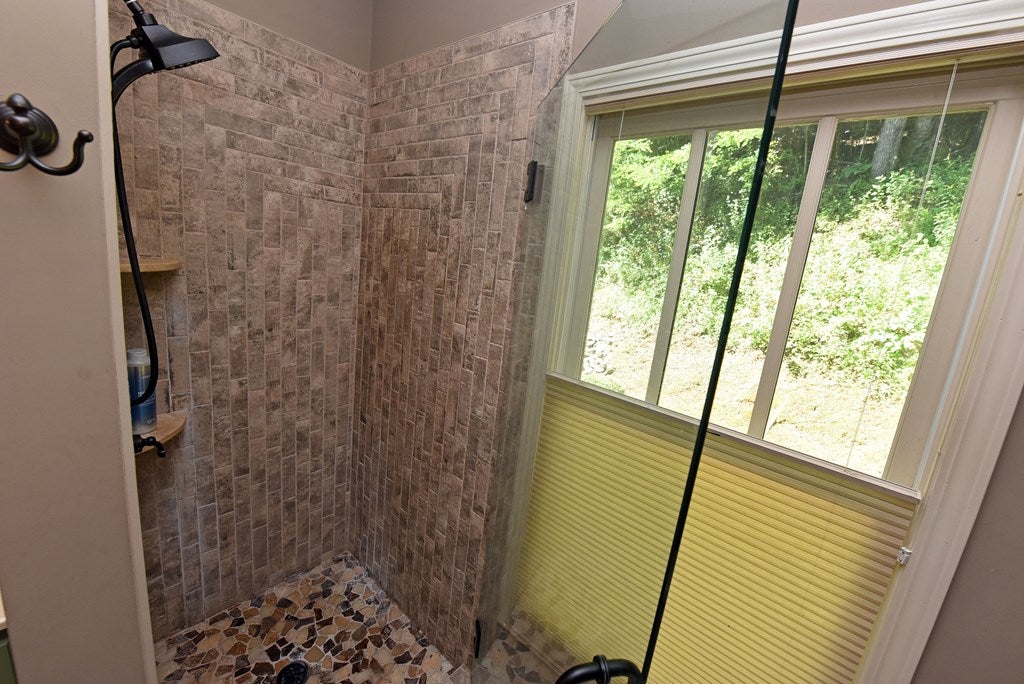 Hiawassee, Georgia, 30546, United States, 3 Bedrooms Bedrooms, ,4 BathroomsBathrooms,Residential,For Sale,1877027