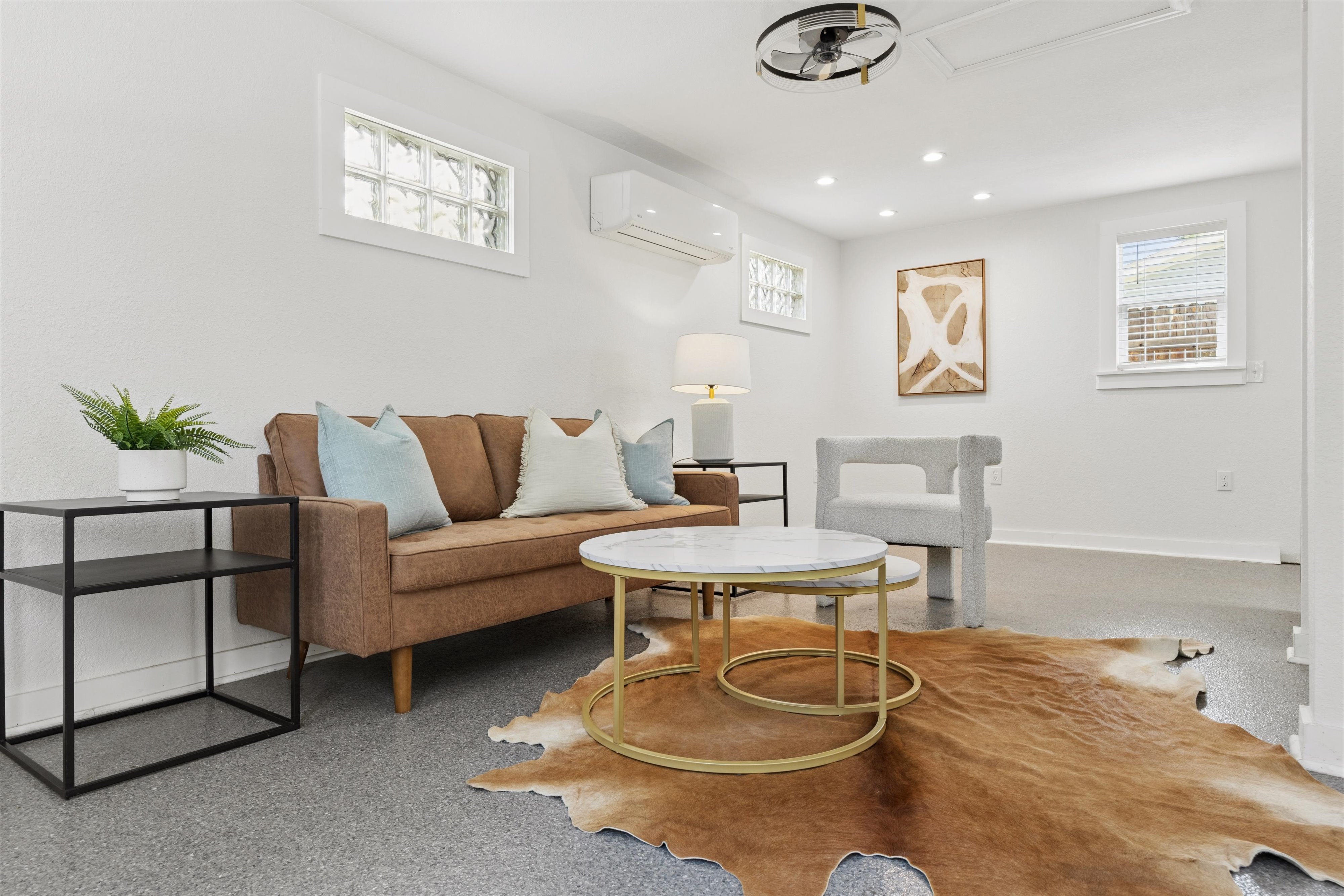  Charming Curb Appeal Meets Exceptional Versatility - 物件實景