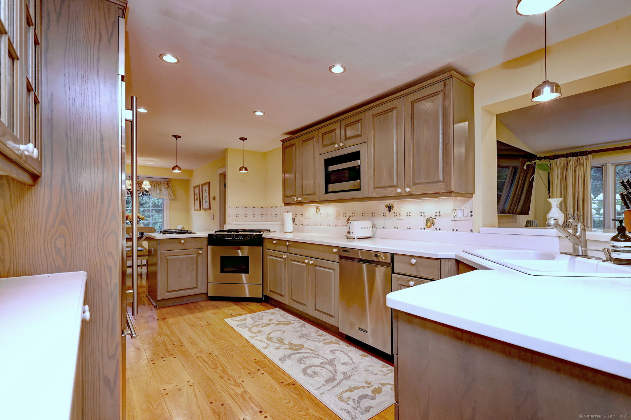 Hamden, Connecticut, 06517, United States, 5 Bedrooms Bedrooms, ,4 BathroomsBathrooms,Residential,For Sale,1924978