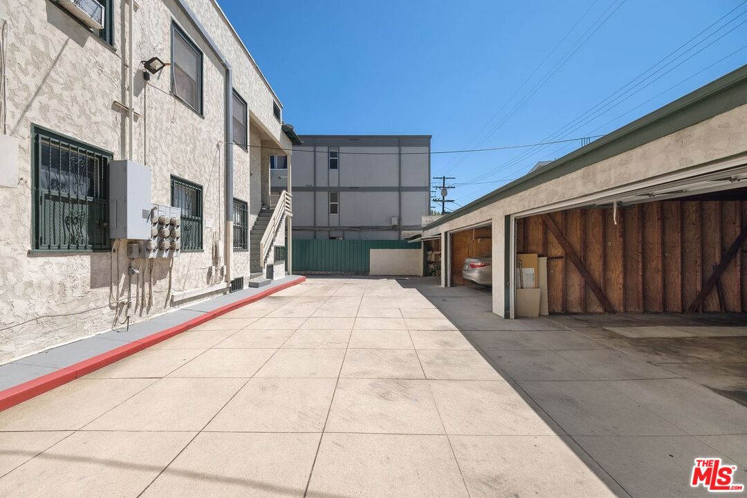 Los Angeles, California, 90019, United States, 12 Bedrooms Bedrooms, ,Residential,For Sale,1885364