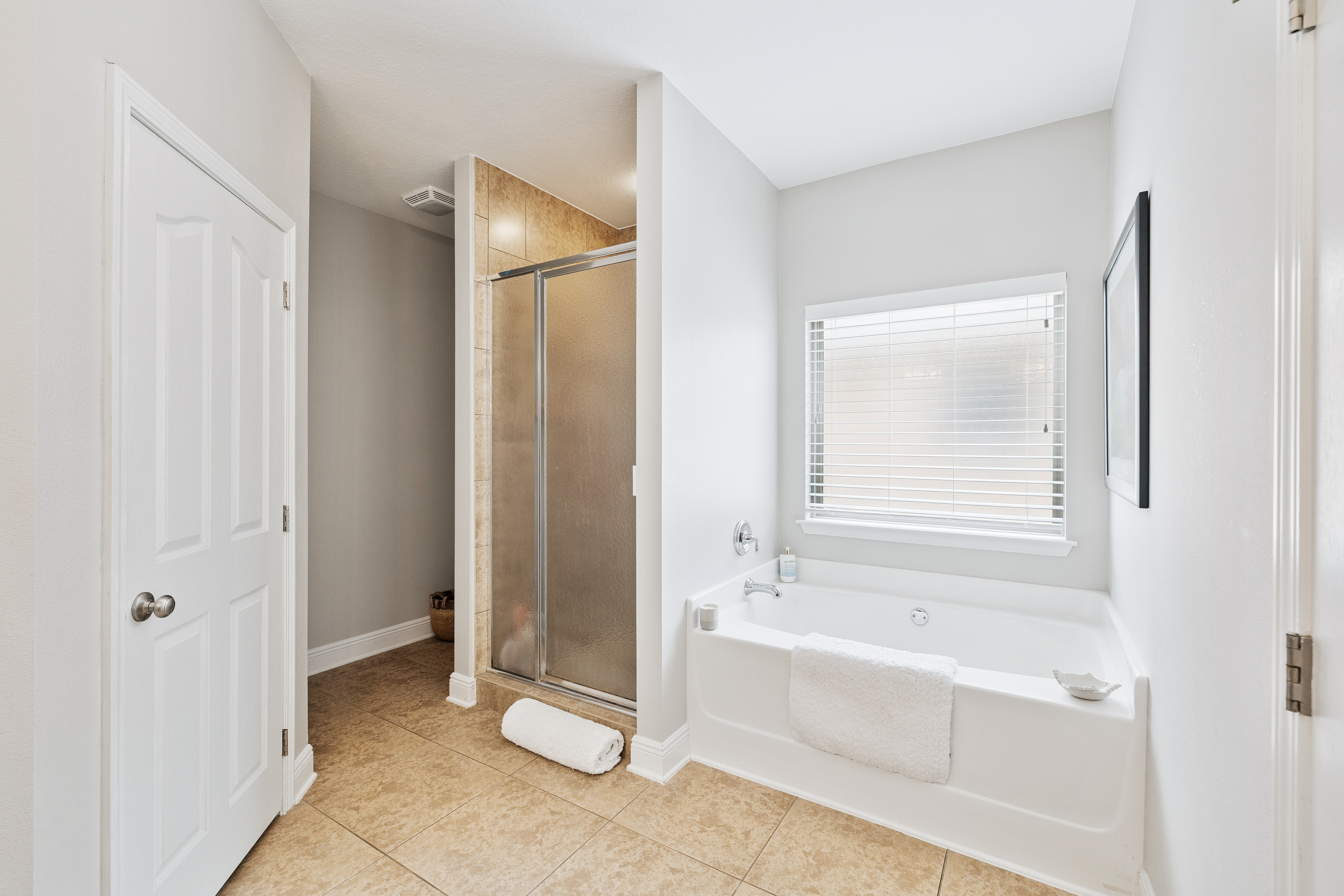  Immaculate, Spacious Single-Level Living Home with Screened Outdoor Living - 物件實景