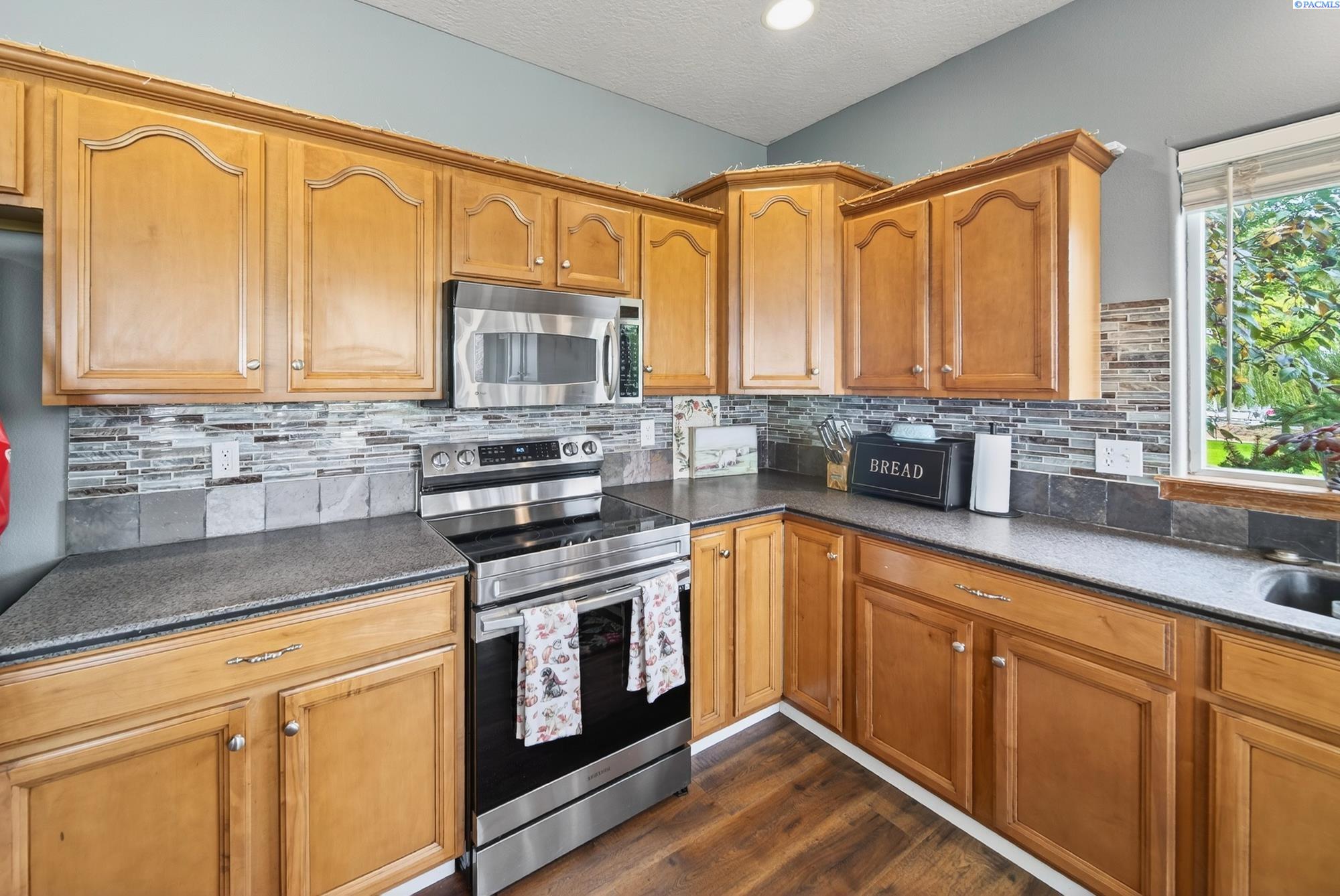 Prosser, Washington, 99350, United States, 3 Bedrooms Bedrooms, ,2 BathroomsBathrooms,Residential,For Sale,1964108