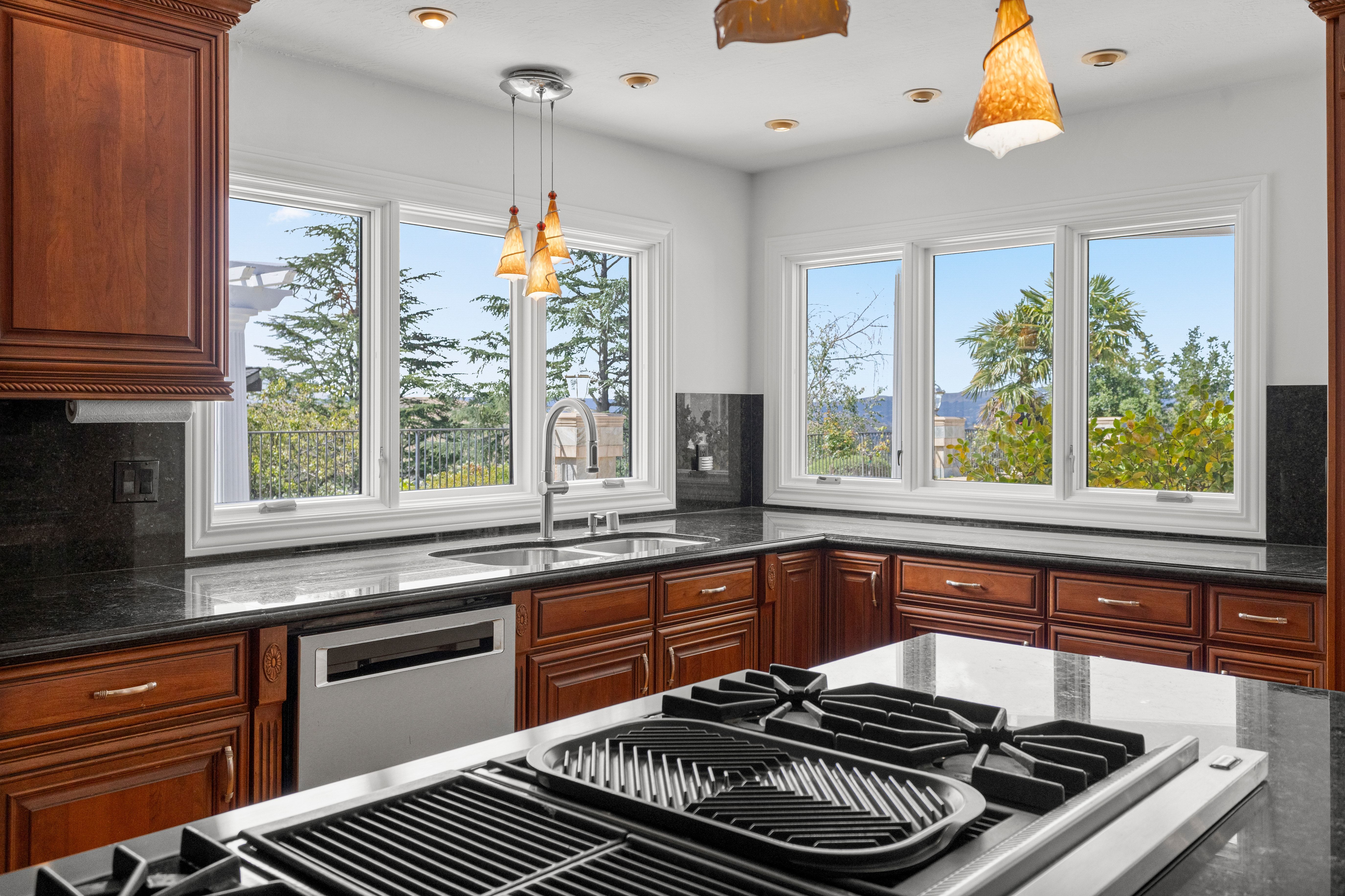  Elegant Custom Home in Gated Silver Maple - 物件實景