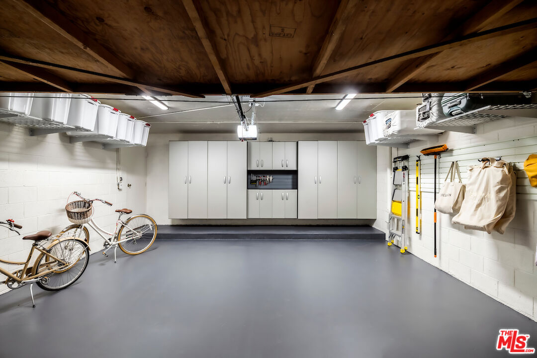 Santa Monica, California, 90403, United States, 2 Bedrooms Bedrooms, ,3 BathroomsBathrooms,Residential,For Sale,1986482