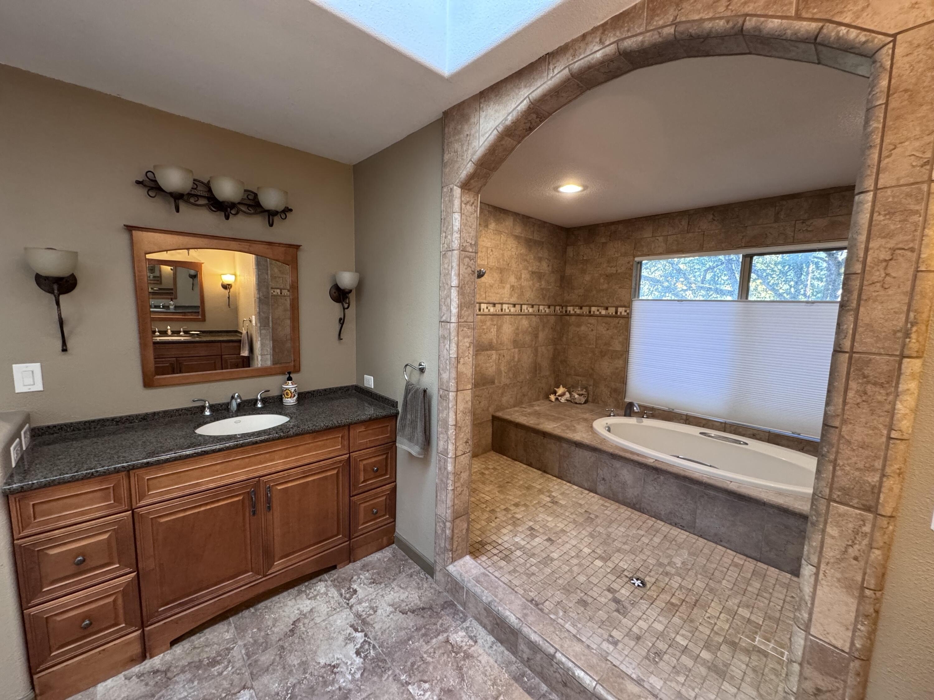 Rogue River, Oregon, 97537, United States, 3 Bedrooms Bedrooms, ,4 BathroomsBathrooms,Residential,For Sale,1982617