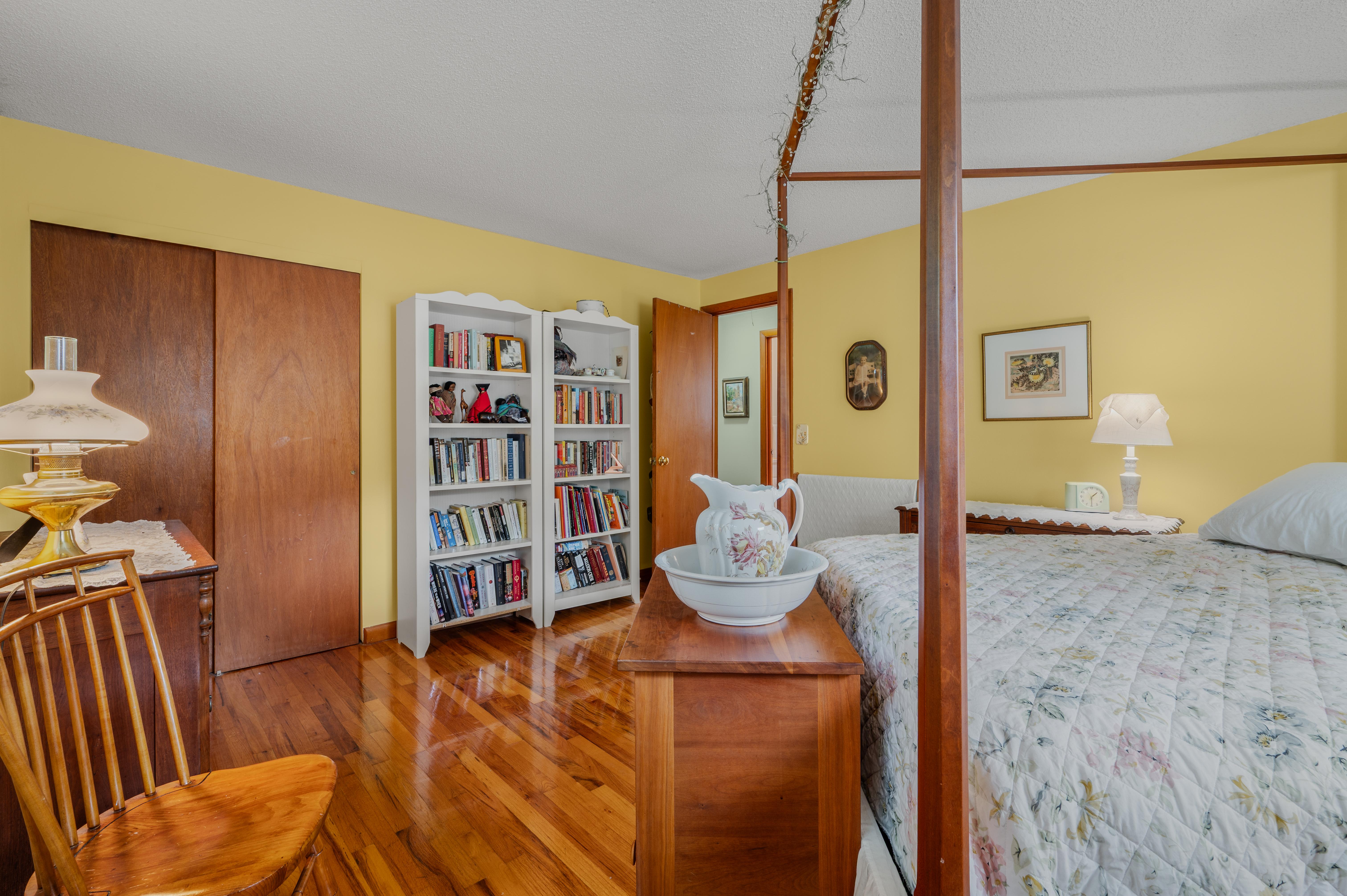  Discover easy coastal living in this sun-drenched Niantic townhouse. - 物件實景