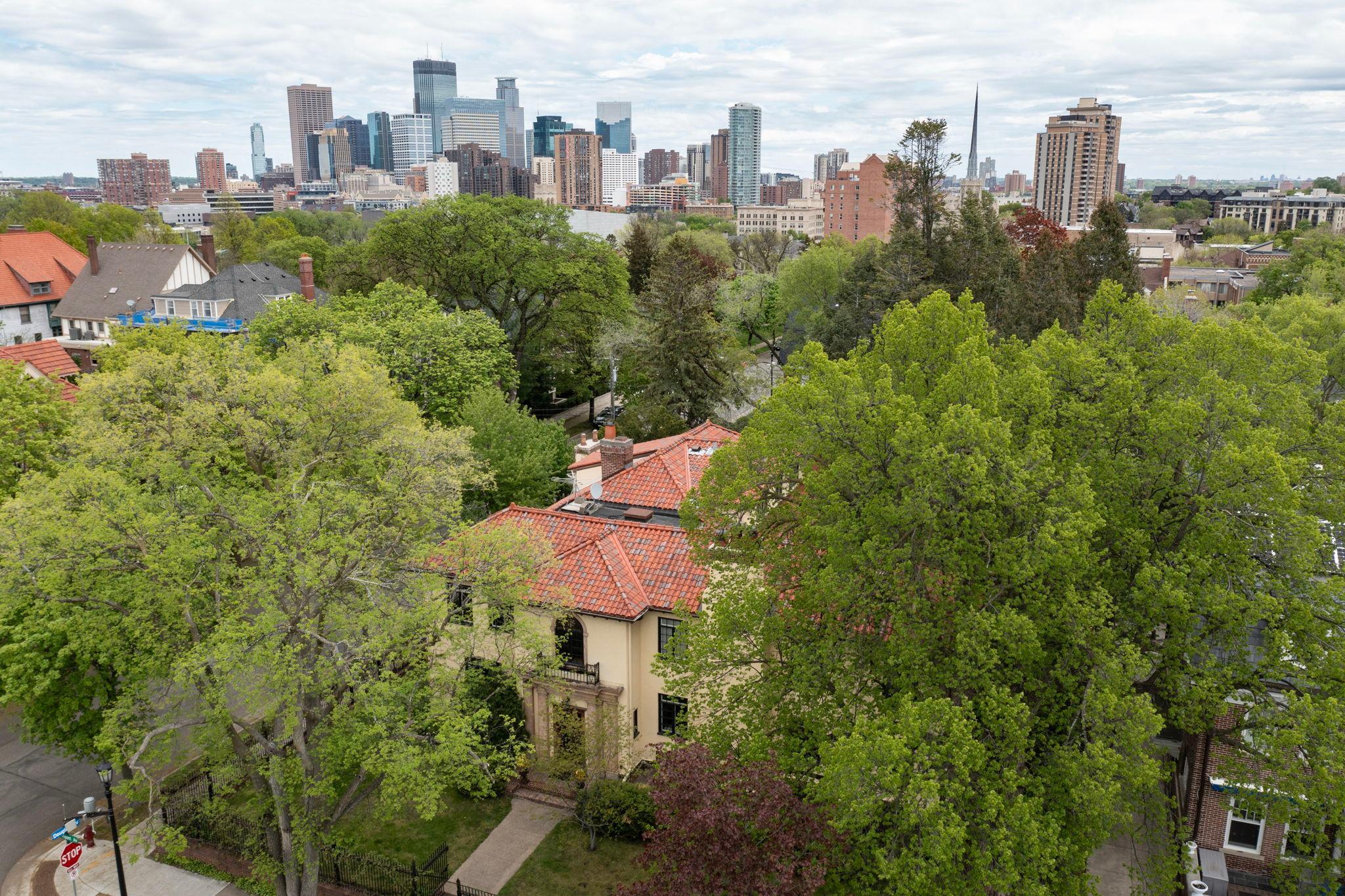 Minneapolis, Minnesota, 55403, United States, 3 Bedrooms Bedrooms, ,2 BathroomsBathrooms,Residential,For Sale,1714237