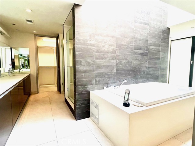 Long Beach, California, 90803, United States, 5 Bedrooms Bedrooms, ,6 BathroomsBathrooms,Residential,For Sale,1980358