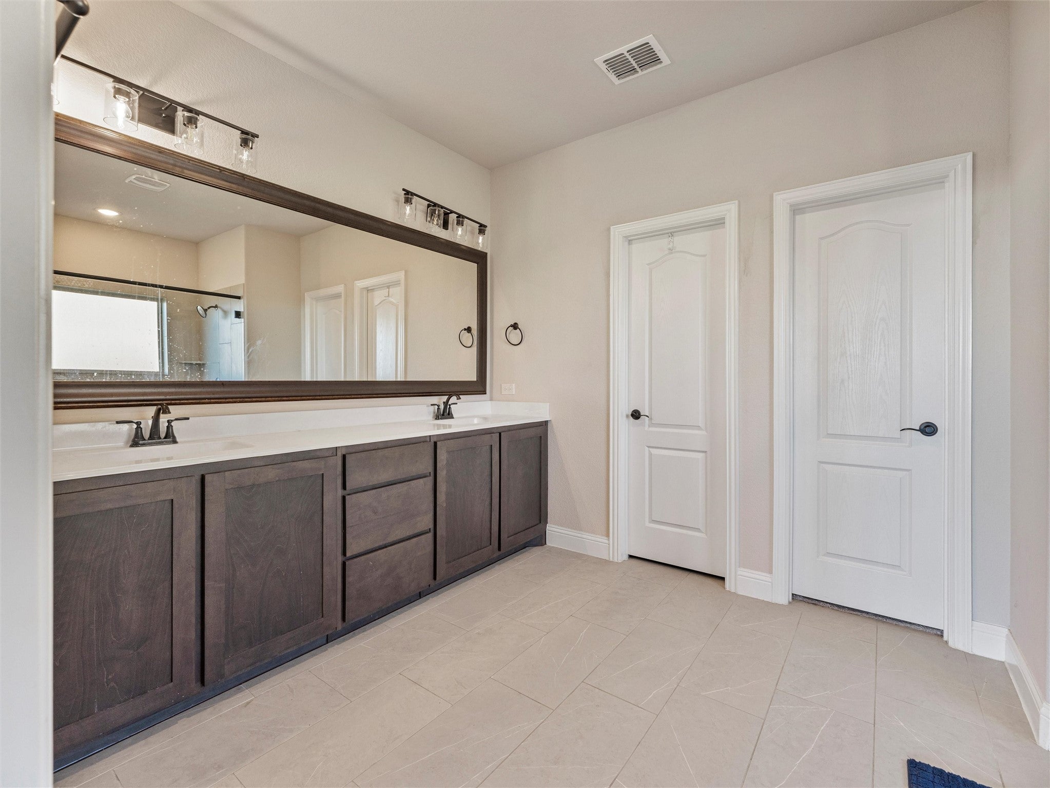 Waxahachie, Texas, 75165, United States, 5 Bedrooms Bedrooms, ,4 BathroomsBathrooms,Residential,For Sale,1989911