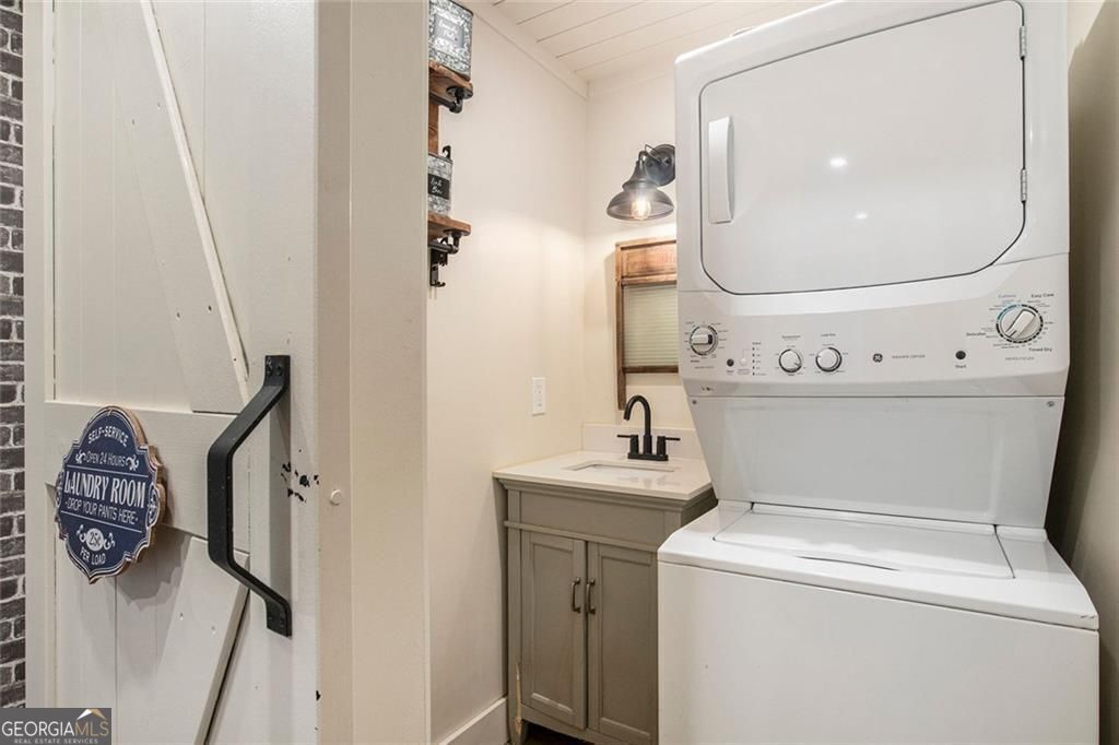 Flowery Branch, Georgia, 30542, United States, 5 Bedrooms Bedrooms, ,4 BathroomsBathrooms,Residential,For Sale,1914640