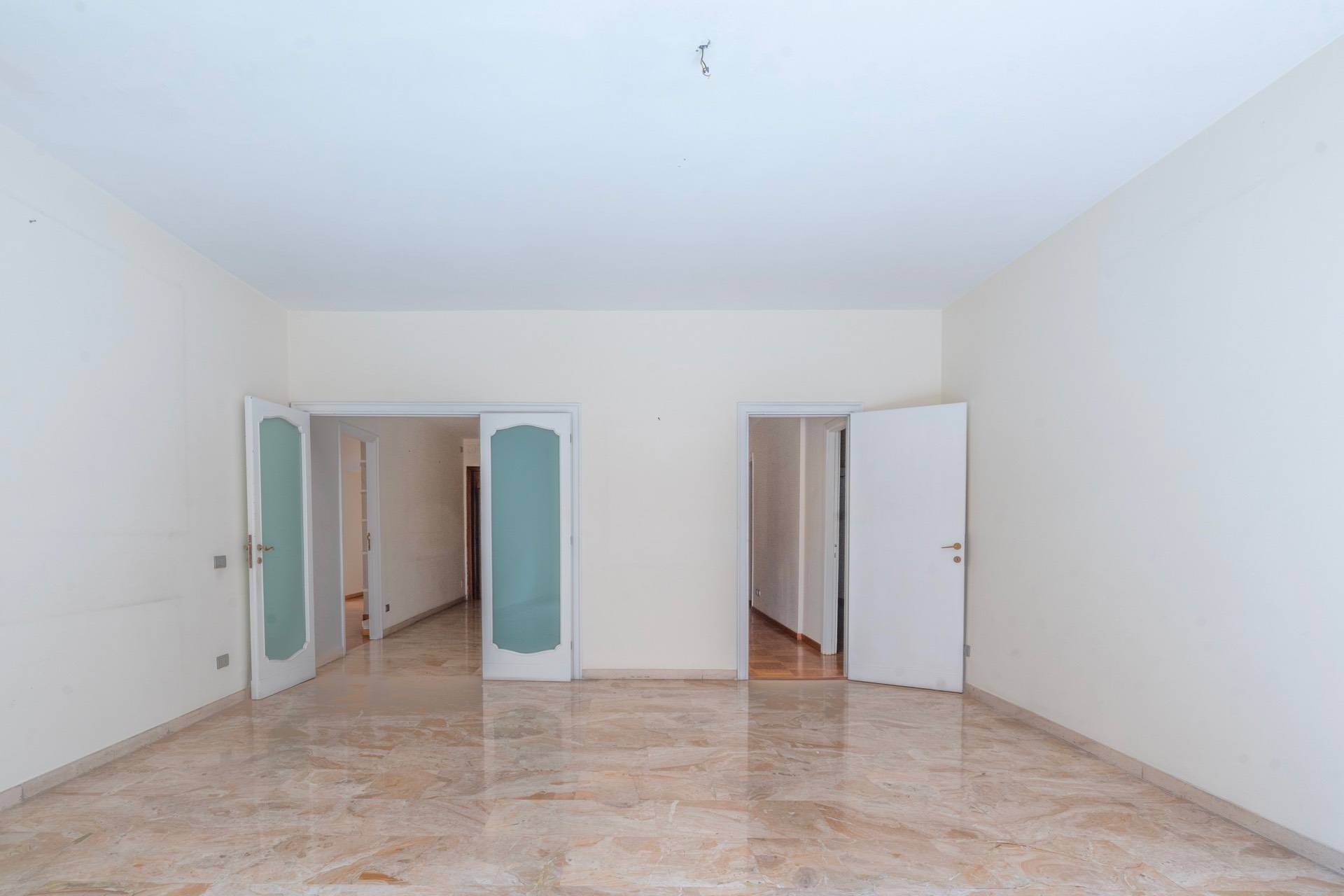 Roma, Roma, 00100, IT, 4 Bedrooms Bedrooms, ,2 BathroomsBathrooms,Residential,For Sale,1836935